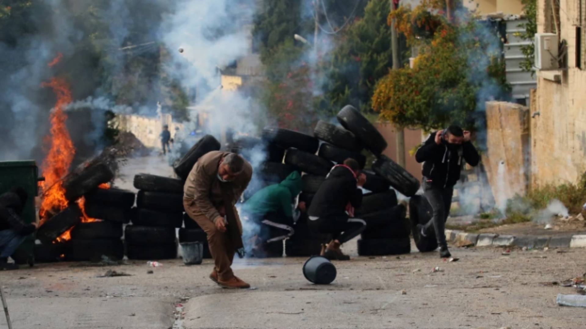 فلسطينيون أثناء مواجهاتهم مع الاحتلال