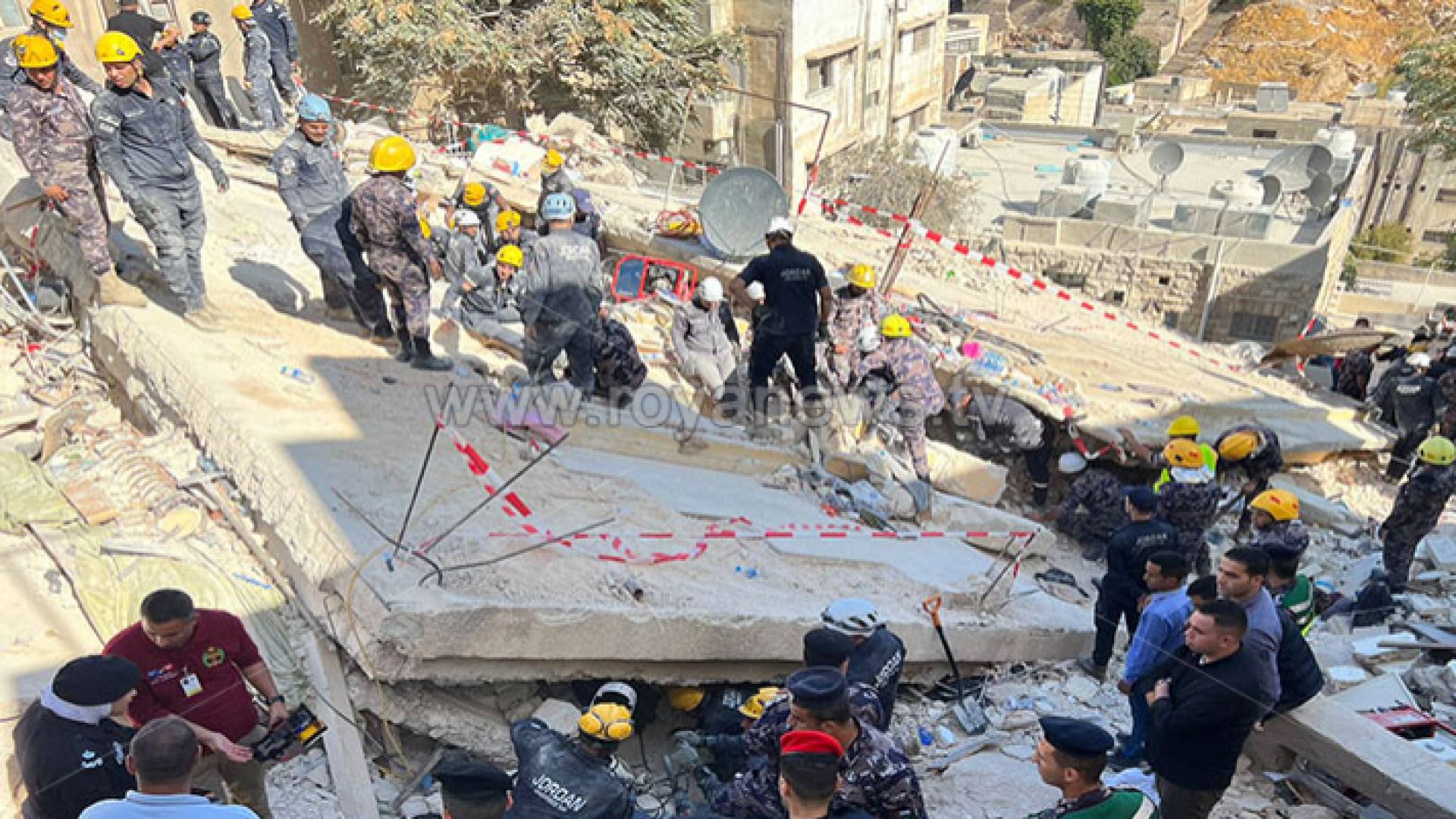 فرق الإنقاذ المتخصصة في الدفاع المدني أثناء التعامل مع حادثة انهيار عمارة اللويبدة