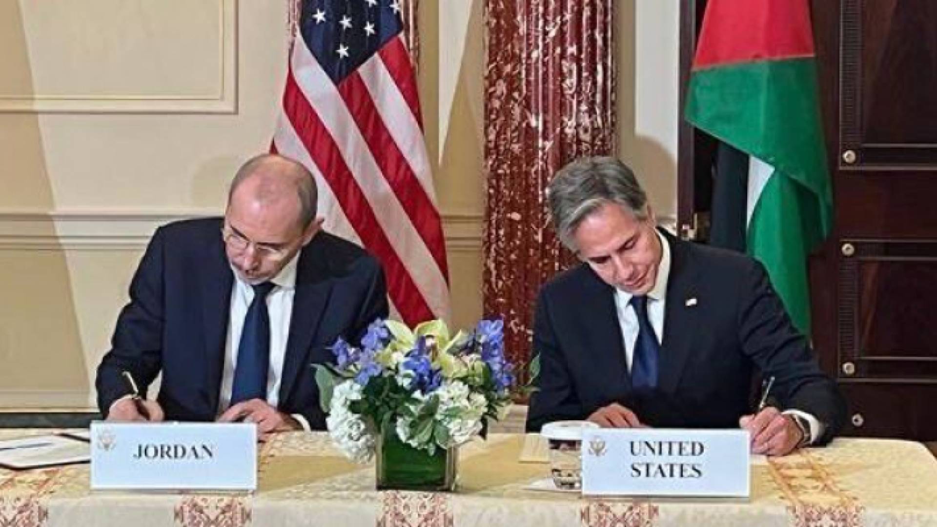 وزير الخارجية الأمريكي أنتوني بلينكن ووزير الخارجية أيمن الصفدي أثناء توقيع الاتفاقية