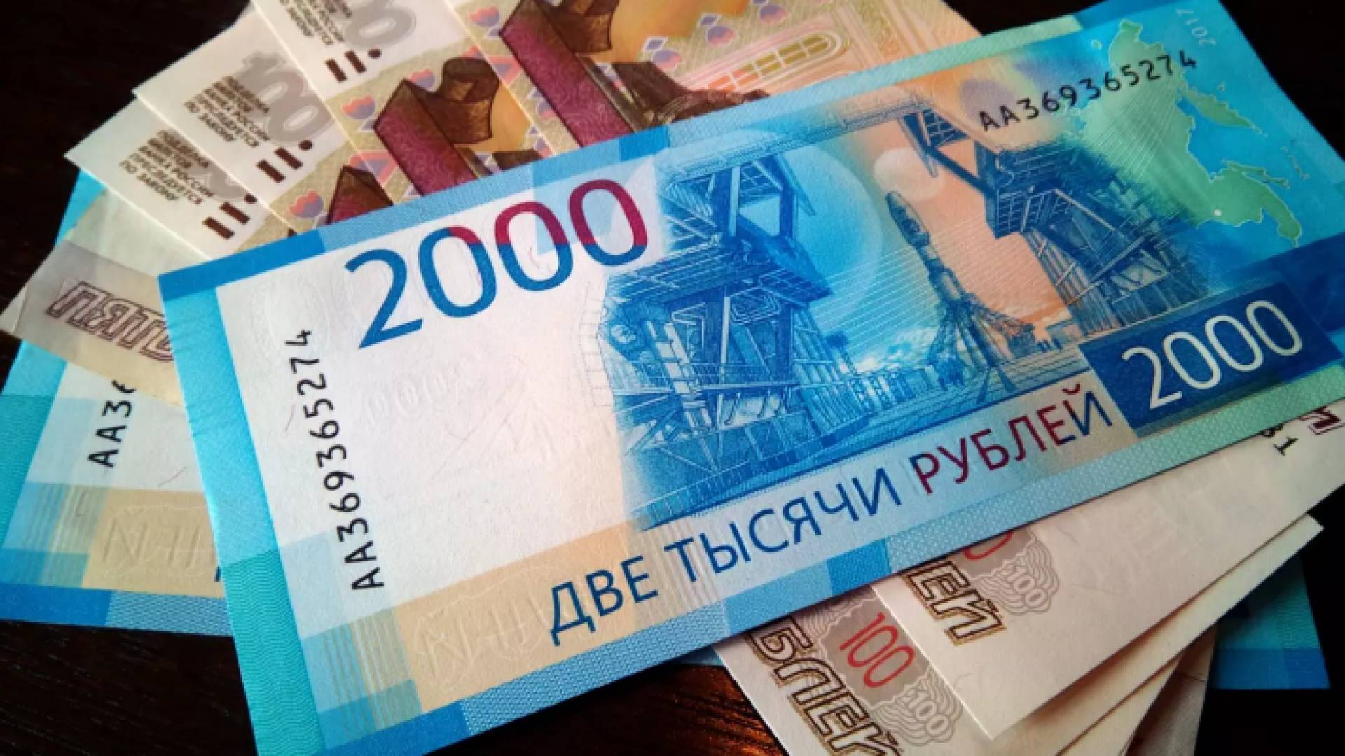 فئات مختلفة من أوراق النقد الروسية