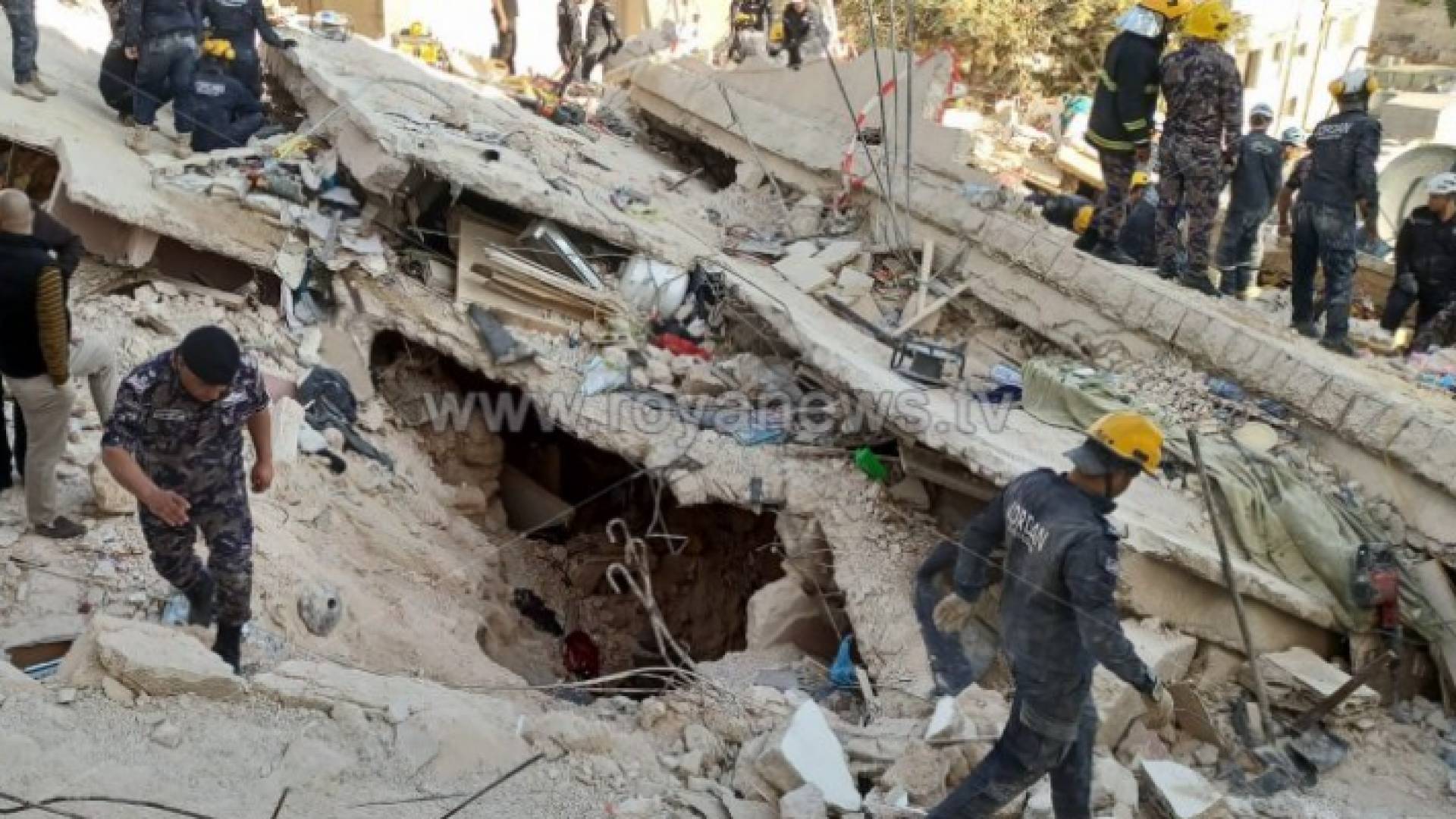 فرق الإنقاذ أثناء تعاملهم مع حادثة انهيار اللويبدة