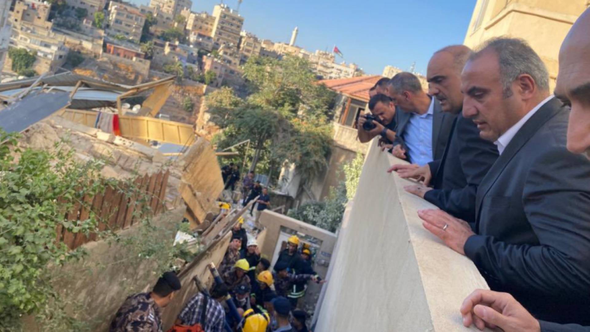 أمين عمان في موقع انهيار عمارة اللويبدة