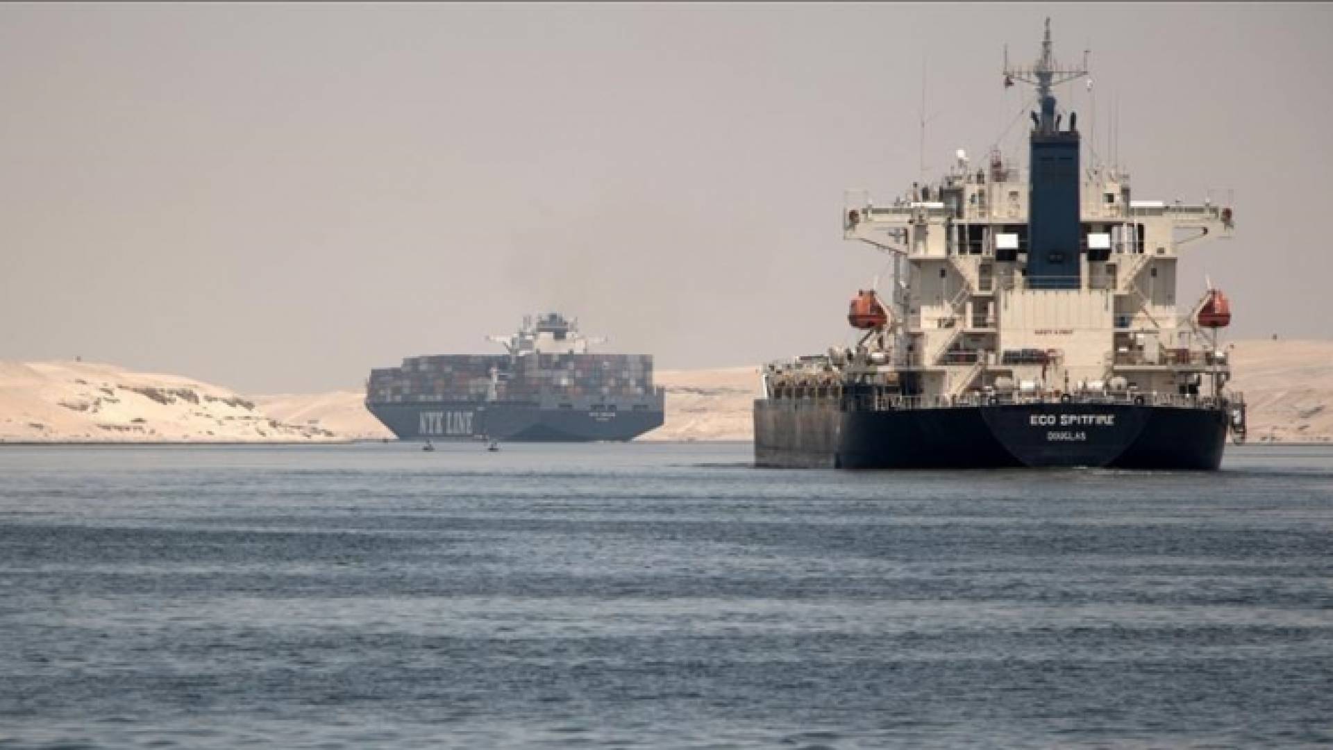 سفن عابرة في قناة السويس