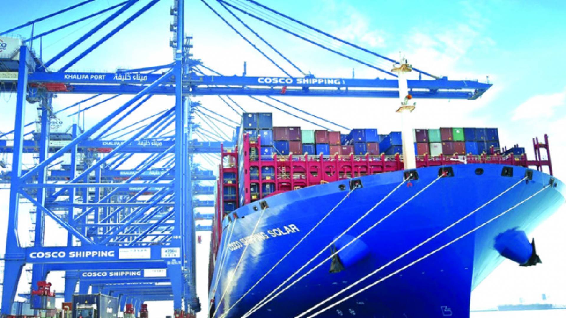 حاويات شحن في مرسى سفن