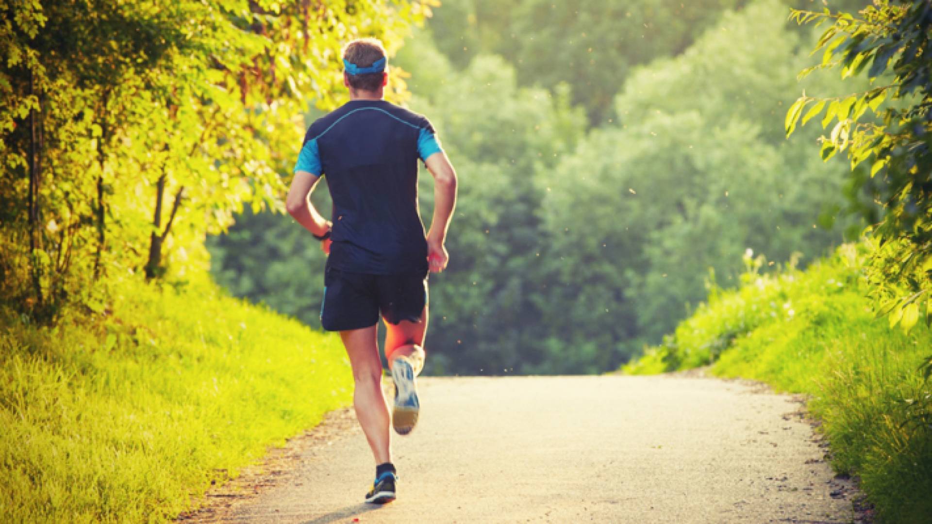 شاب يمارس رياضة الجري