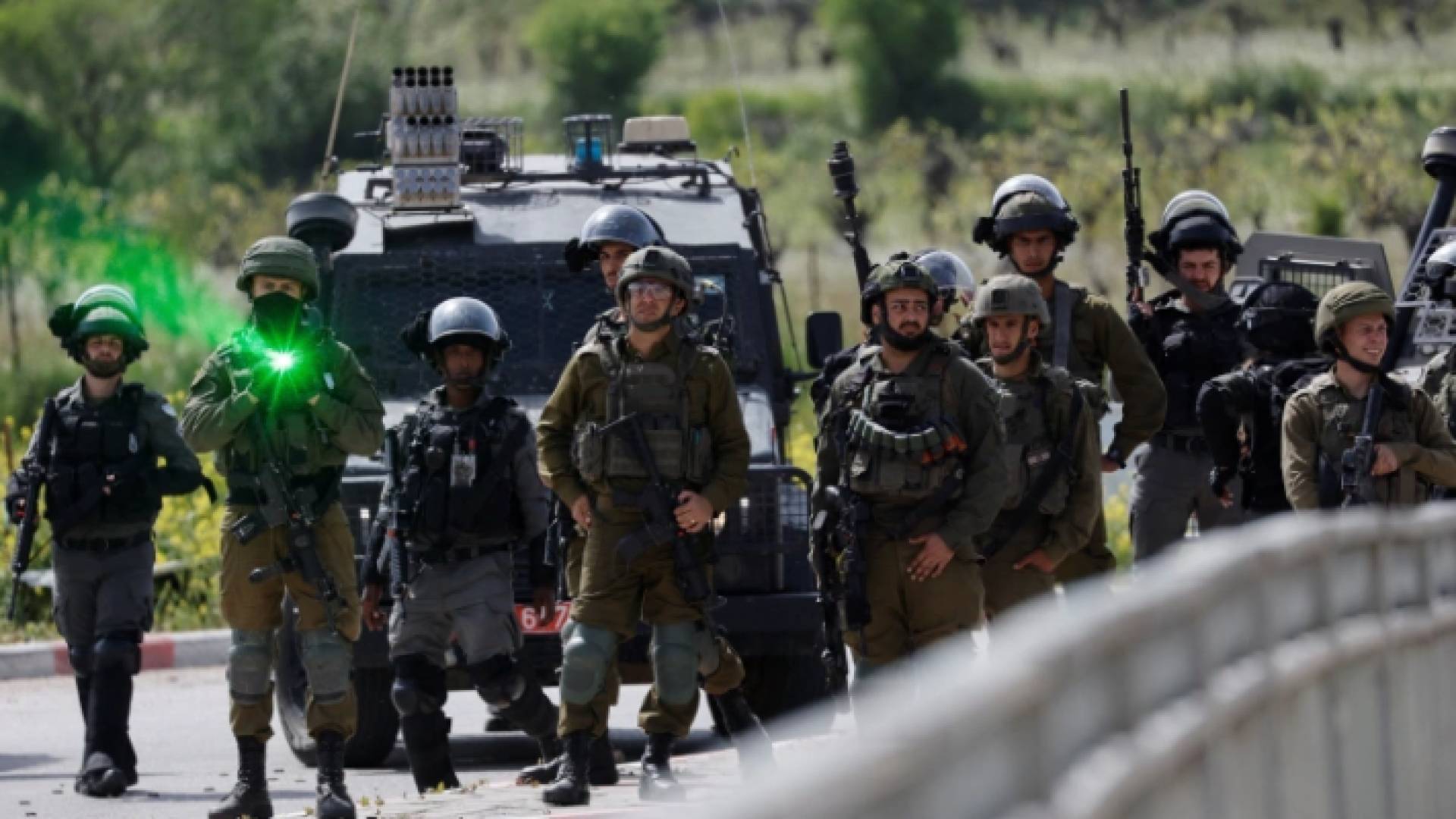 عناصر من قوات الاحتلال أمام مدخل إحدى القرى الفلسطينية