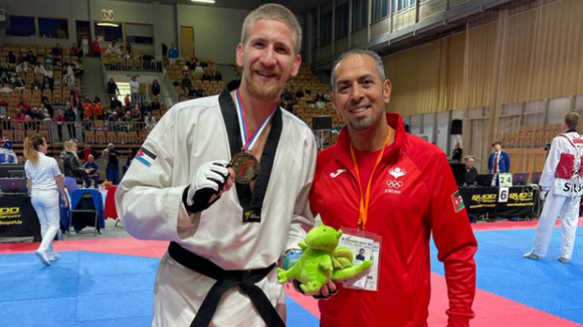 لاعب المنتخب الوطني للتايكواندو صالح الشرباتي (يسار) يتوج بذهبية بطولة سلوفينيا