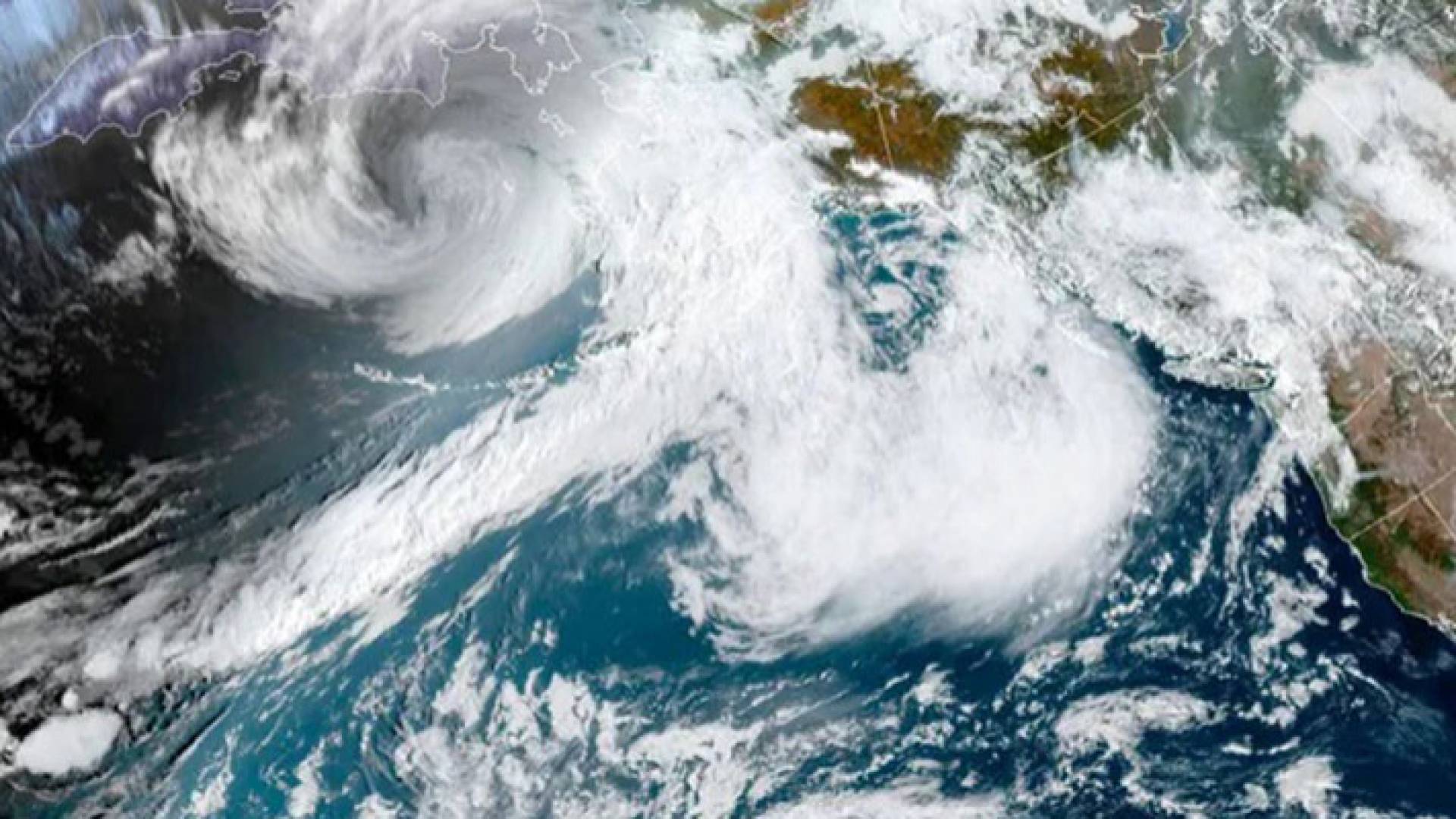 عاصفة نادرة القوة