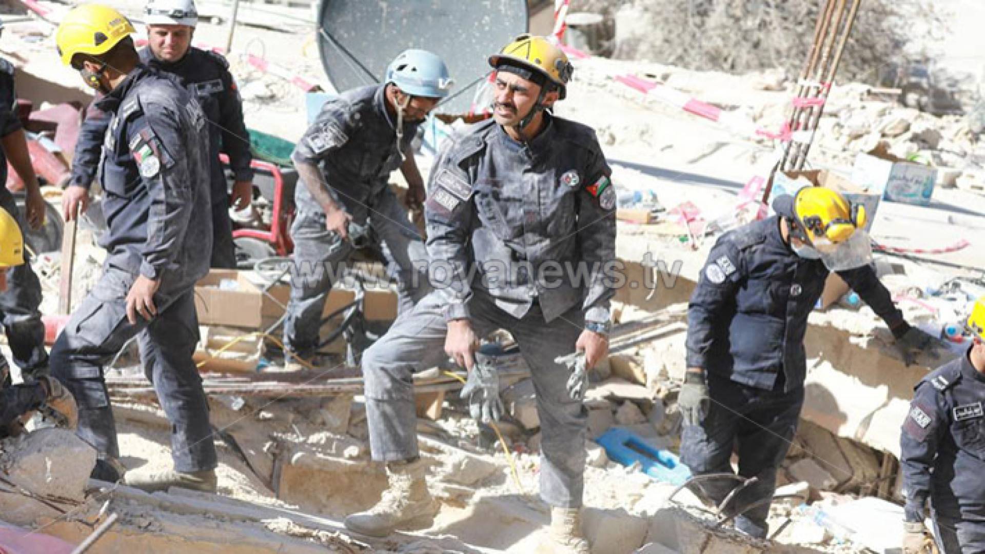الصورة من عمليات البحث عن محاصرين تحت ركام العمارة