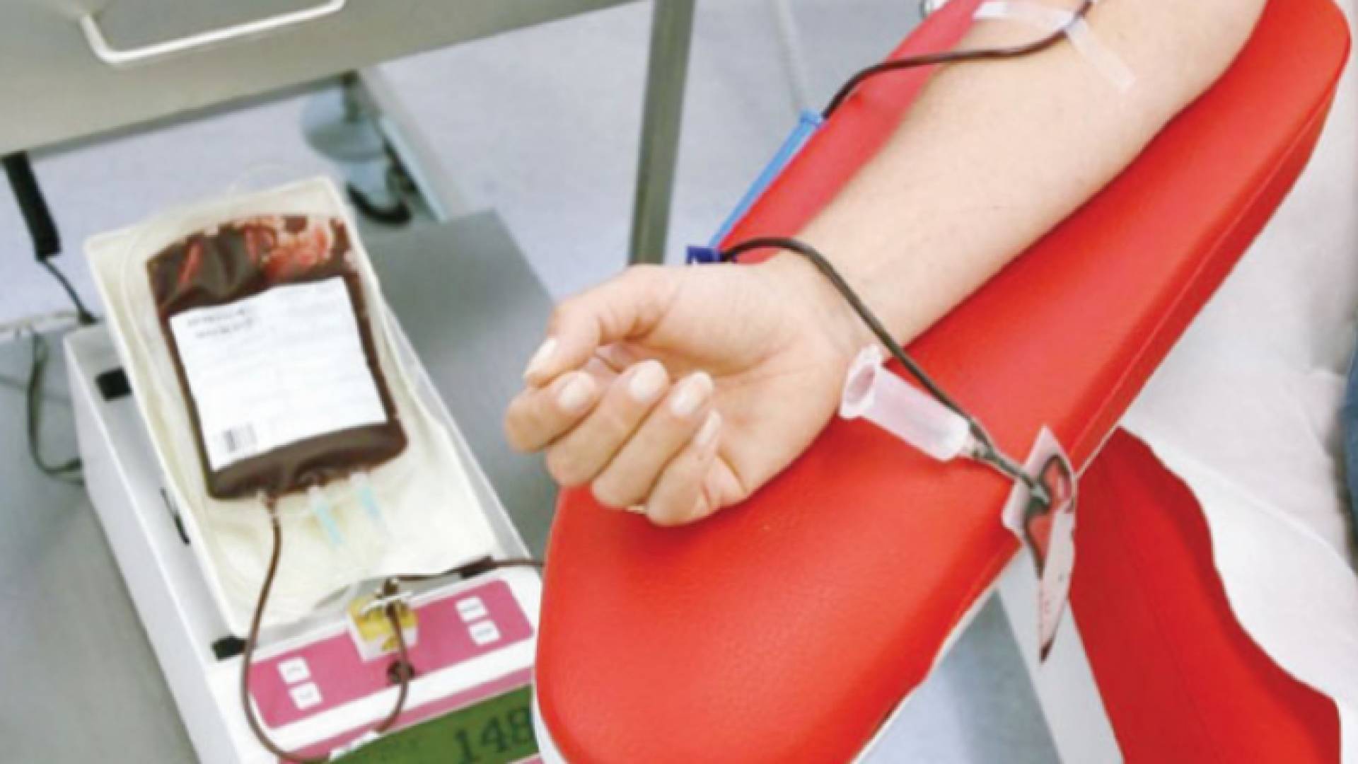 سيدة تتبرع في الدم - توضيحية