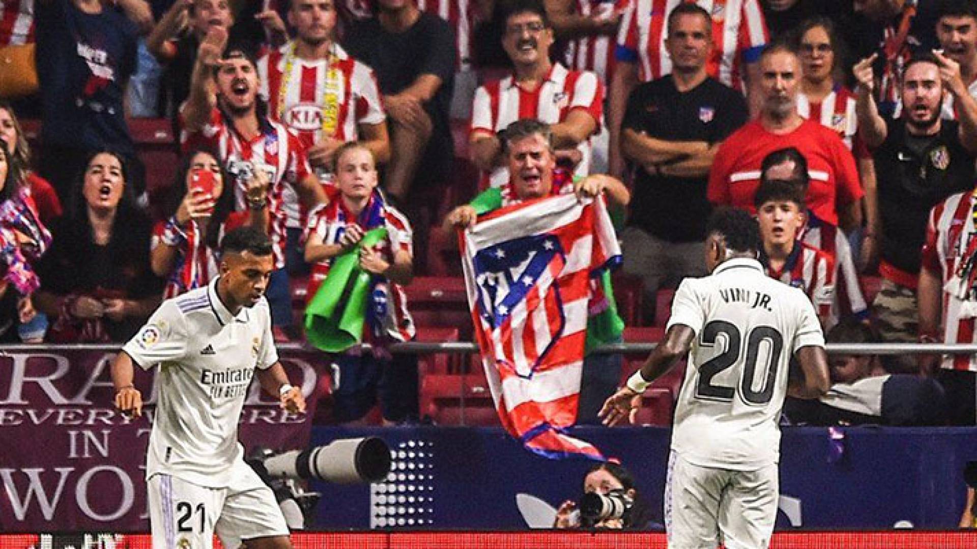 لاعبا فريق ريال مدريد في أثناء احتفالهما بتسجيل هدف