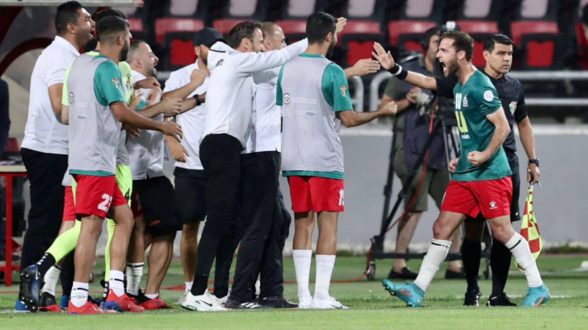 فرحة الجهاز الفني بتسجيل أحد الأهداف