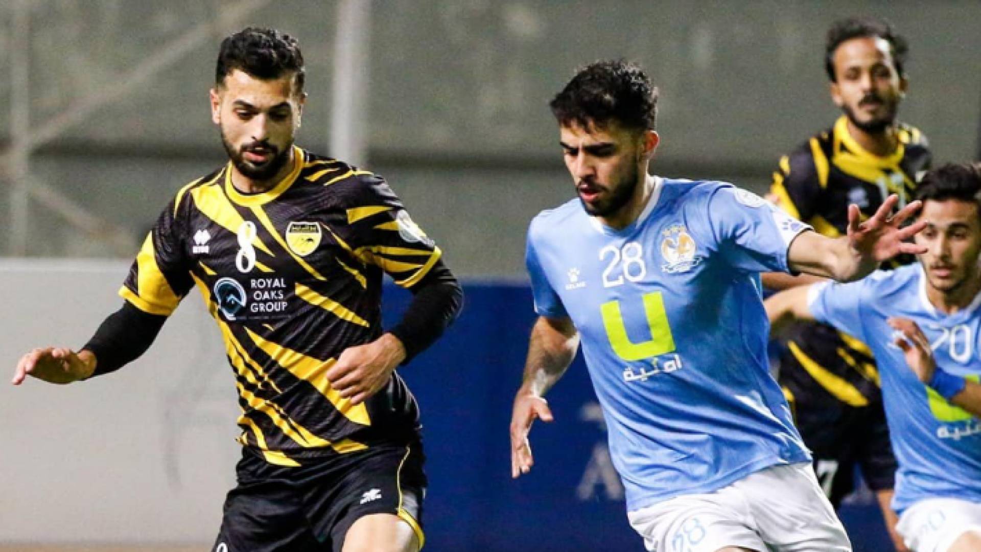 لاعبا فريق الفيصلي والحسين إربد