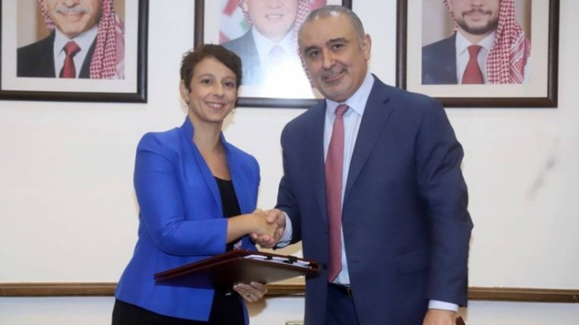 جانب من توقيع الاتفاقية