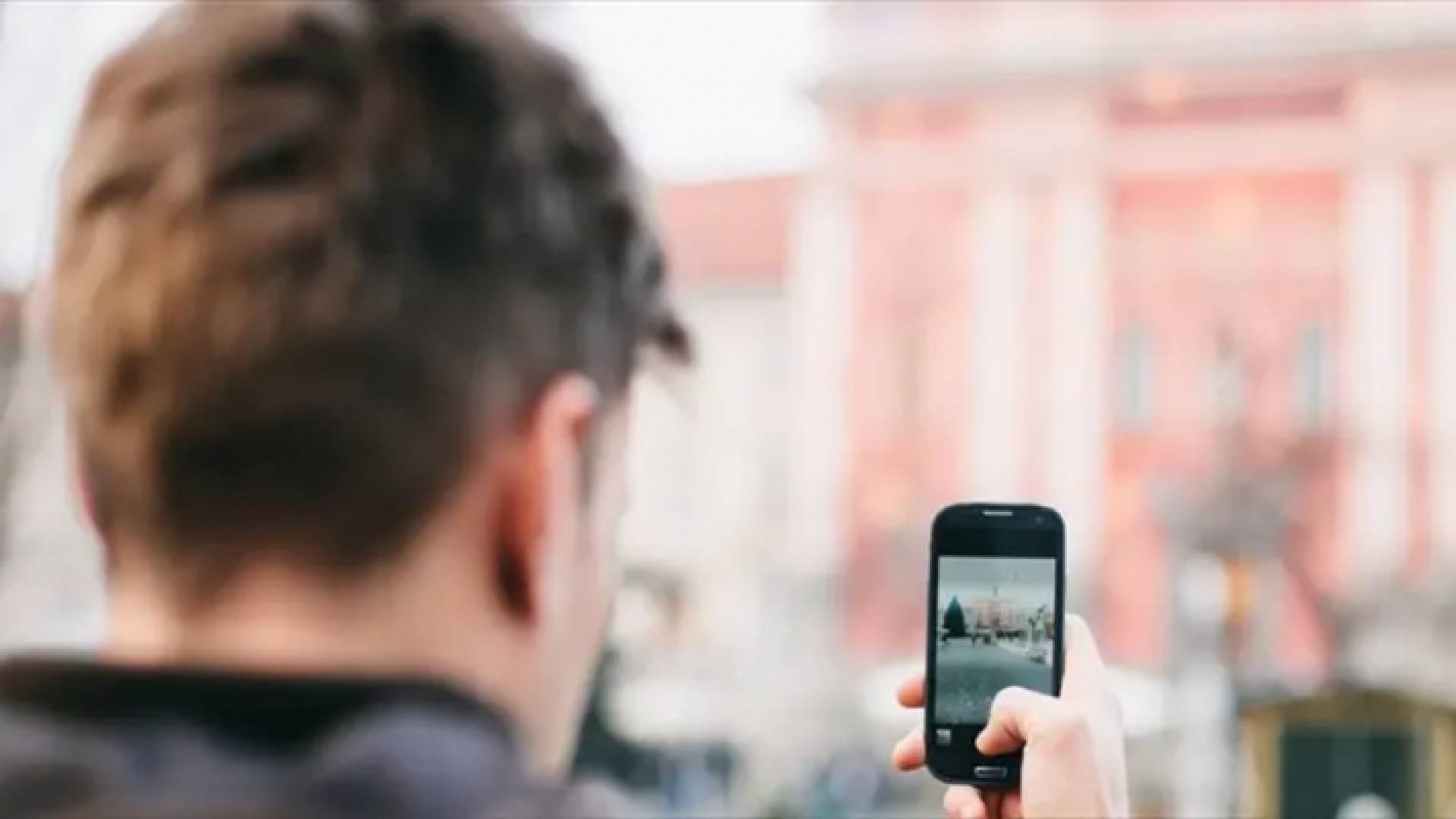 شخص يلتقط صورة