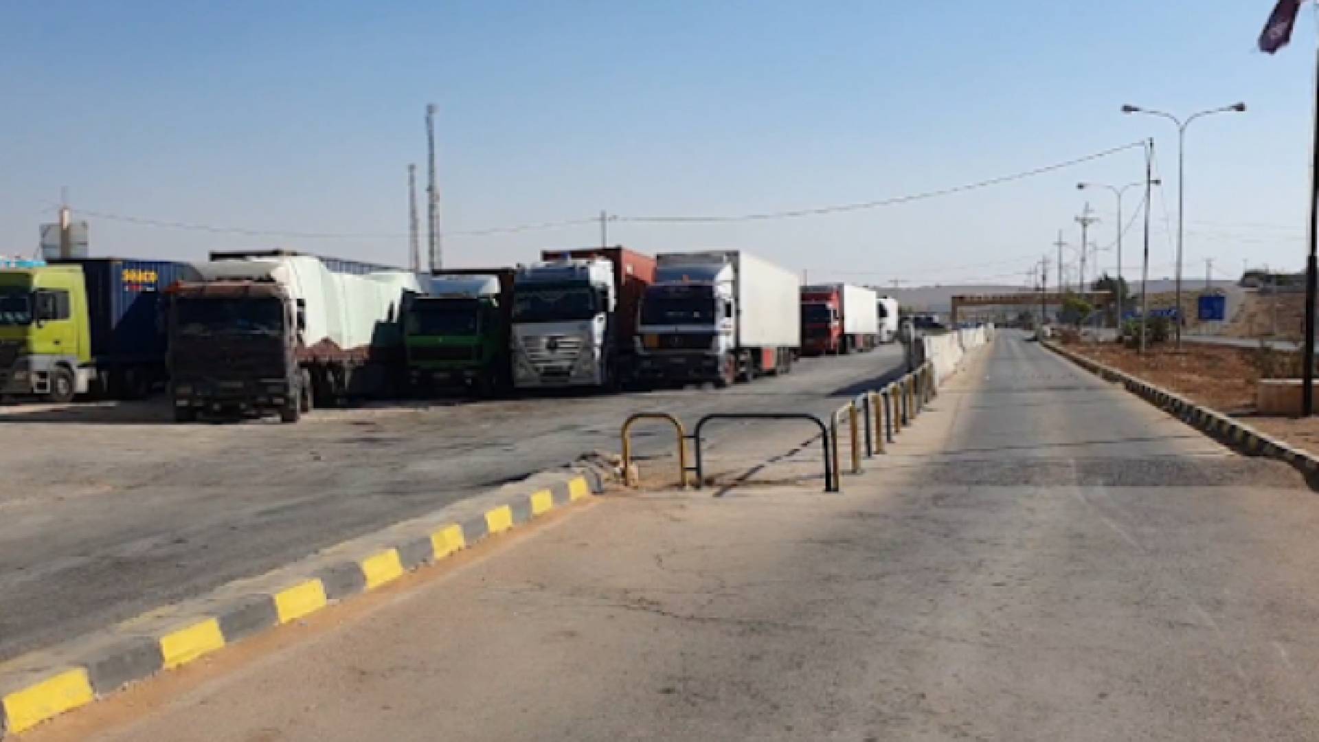 شاحنات تقف على معبر جابر الحدودي بين الأردن وسوريا
