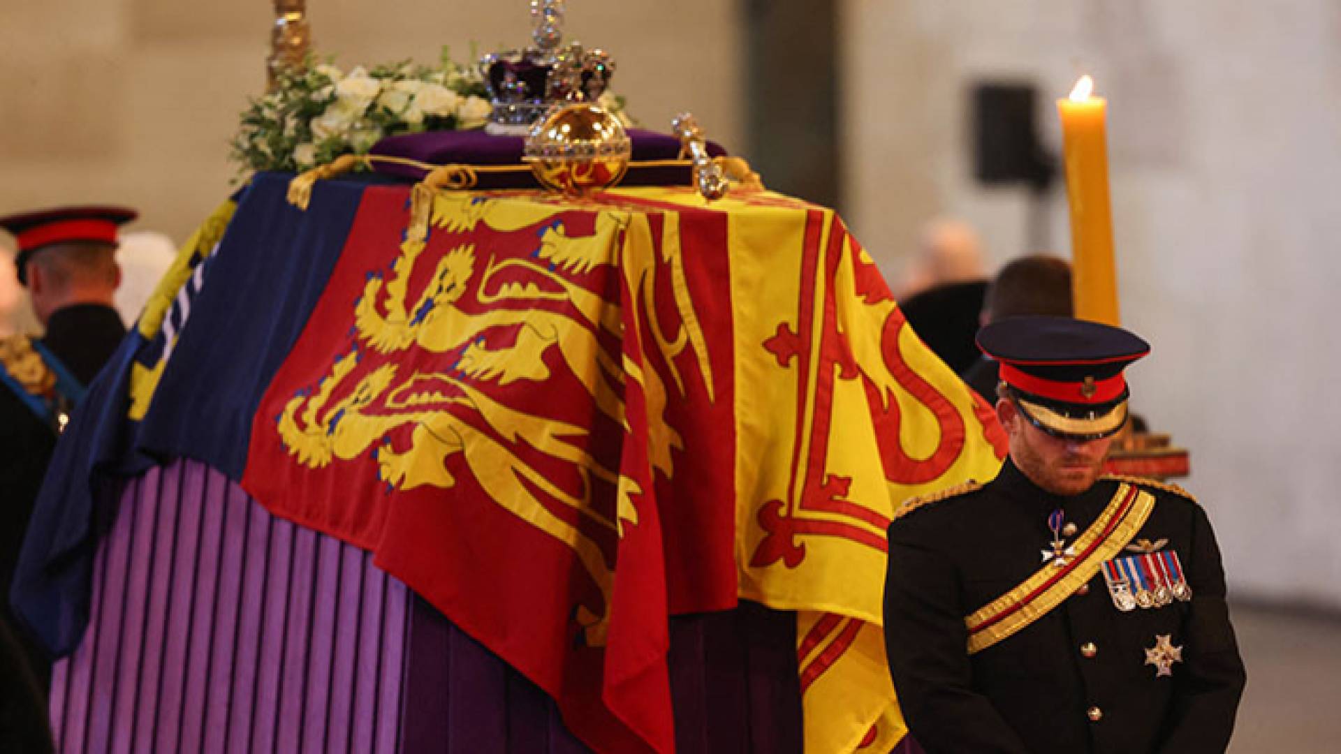 الأمير هاري أمام نعش الملكة إليزابيث الثانية