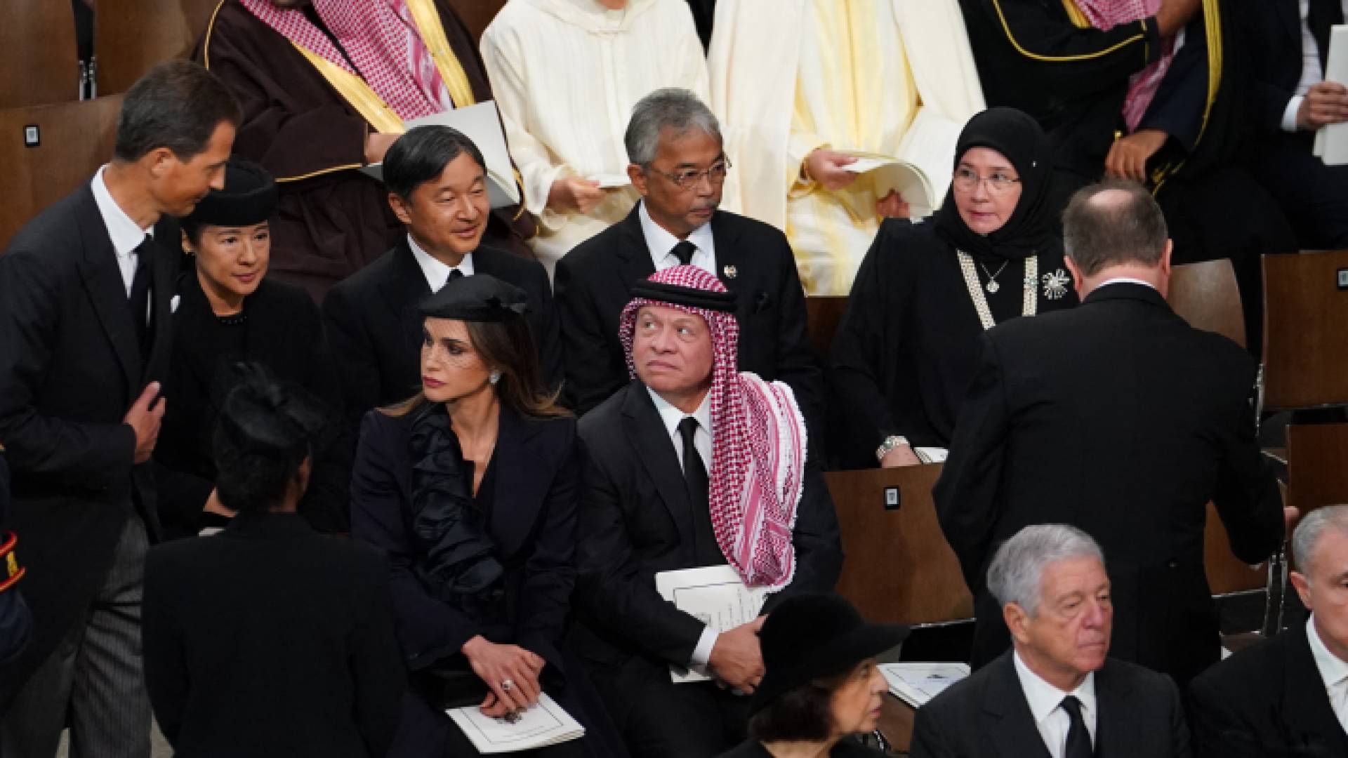 جلالة الملك عبدالله الثاني وجلالة الملكة رانيا العبدالله أثناء مشاركتهما في مراسم جنازة الملكة إليزابيث الثانية