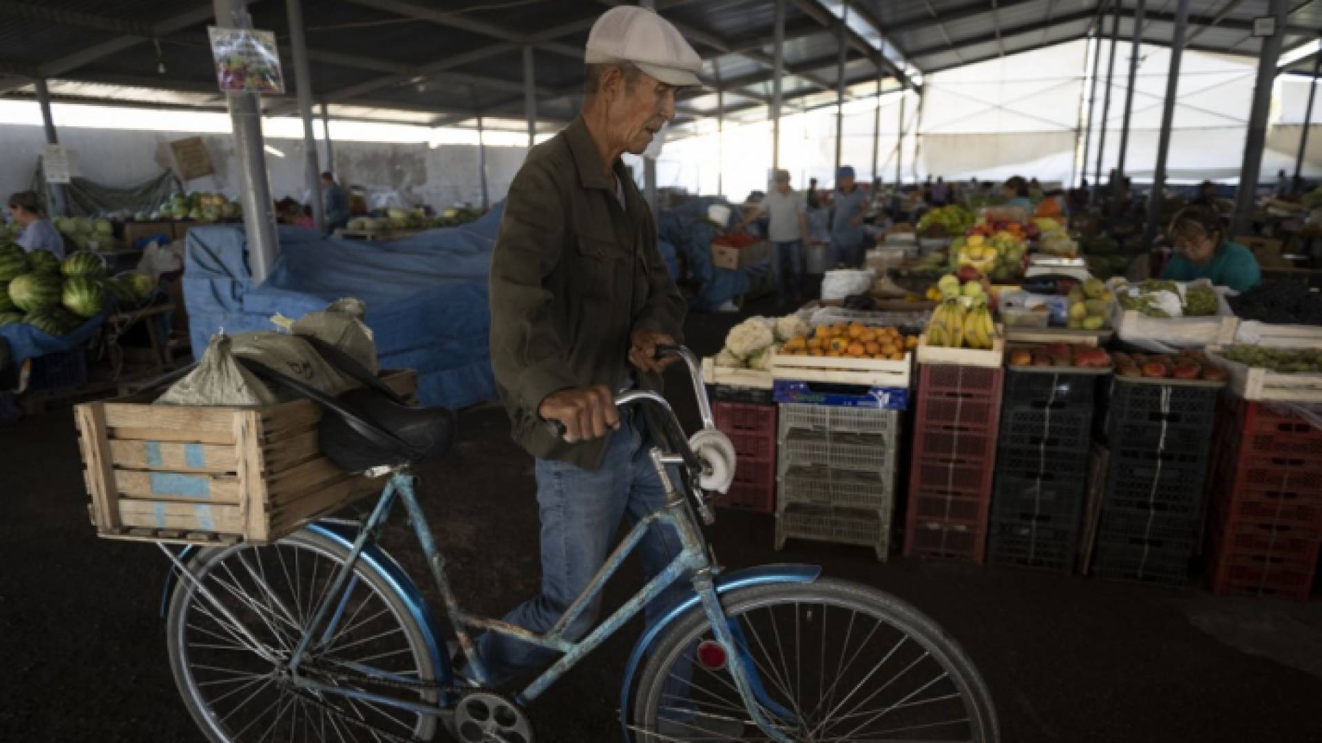 سوق للمواد الغذائية في كازاخستان