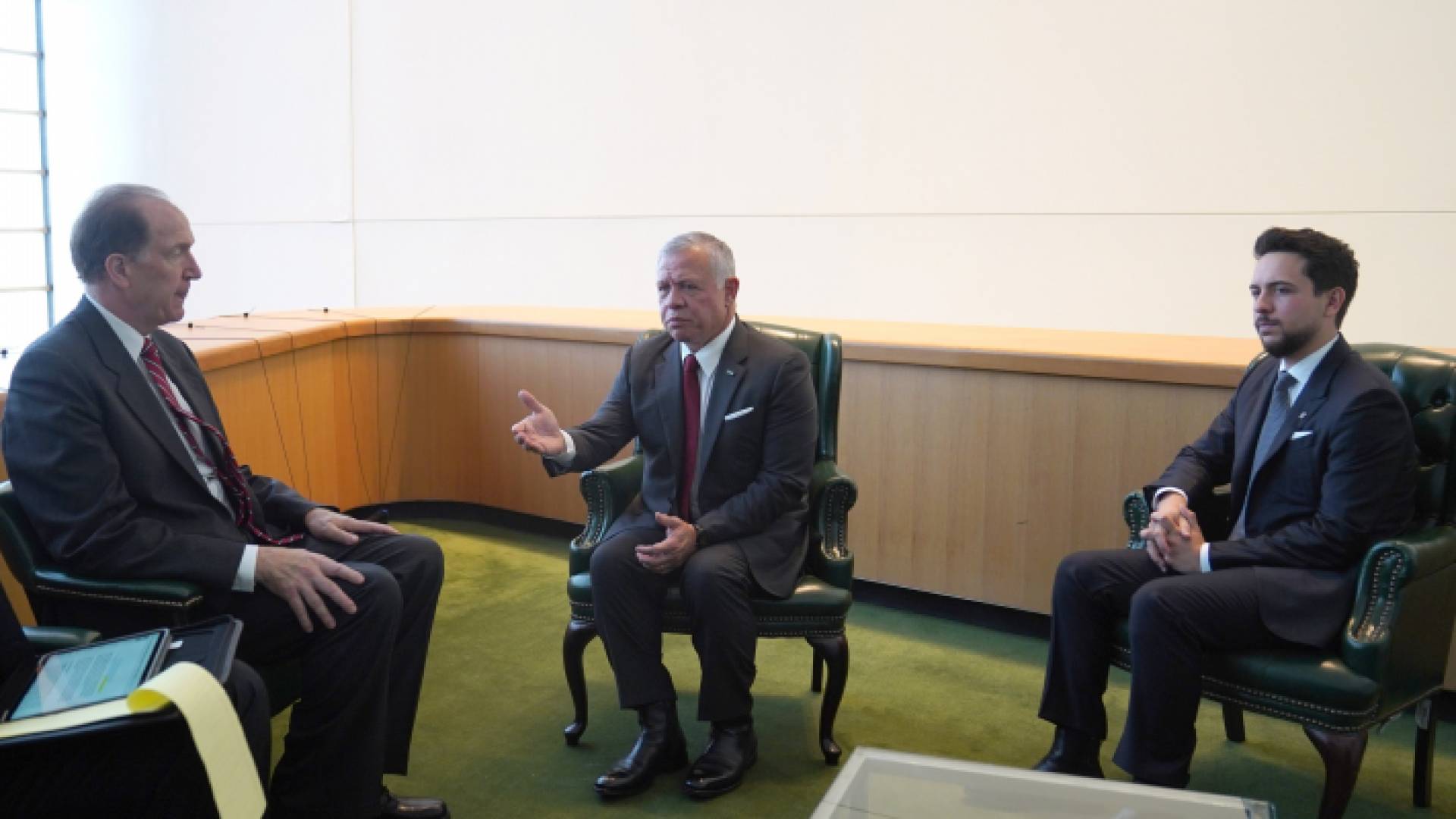 جلالة الملك عبدالله الثاني وولي العهد مع رئيس مجموعة البنك الدولي ديفيد مالباس