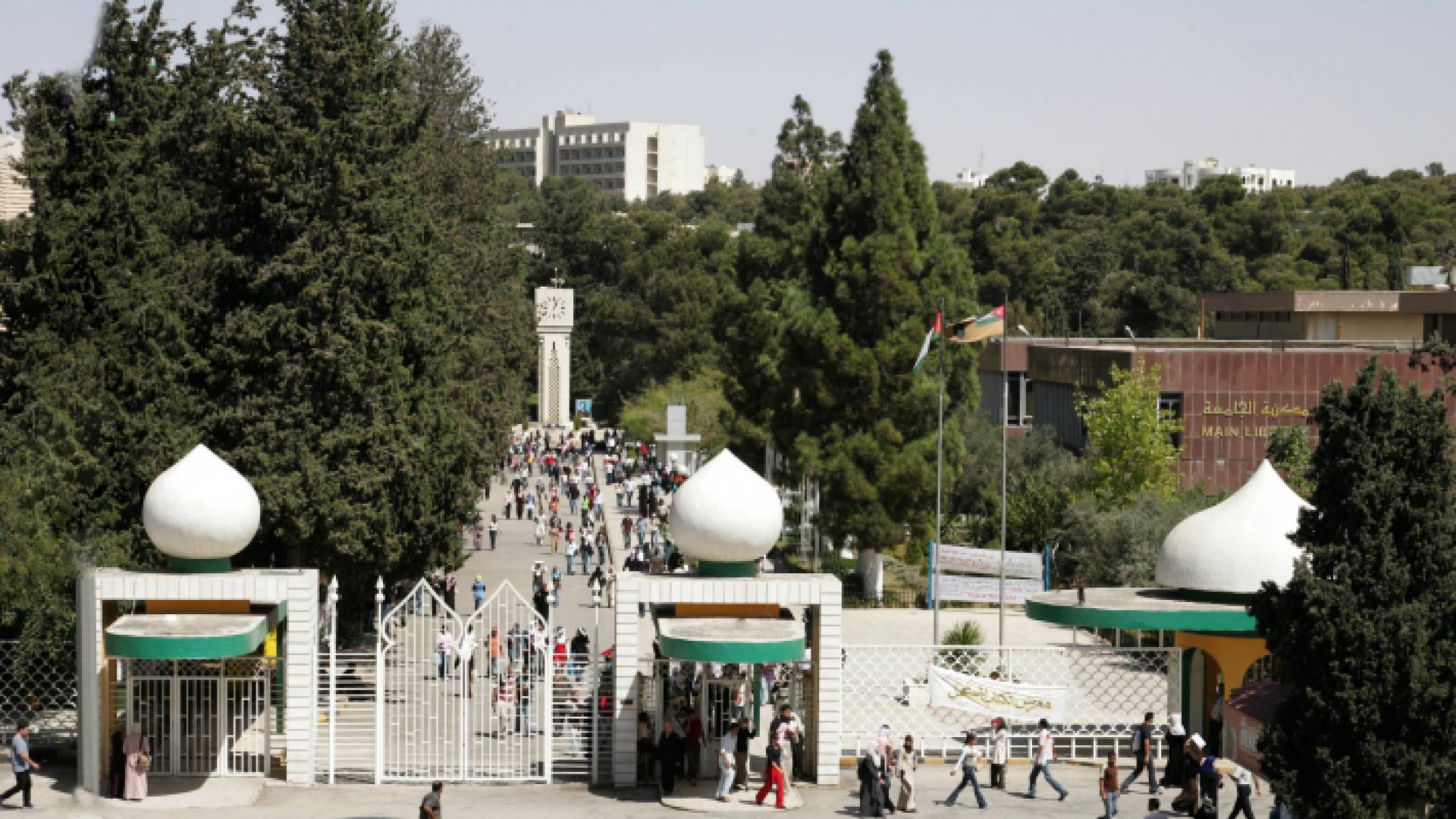 إحدى بوابات الجامعة الأردنية