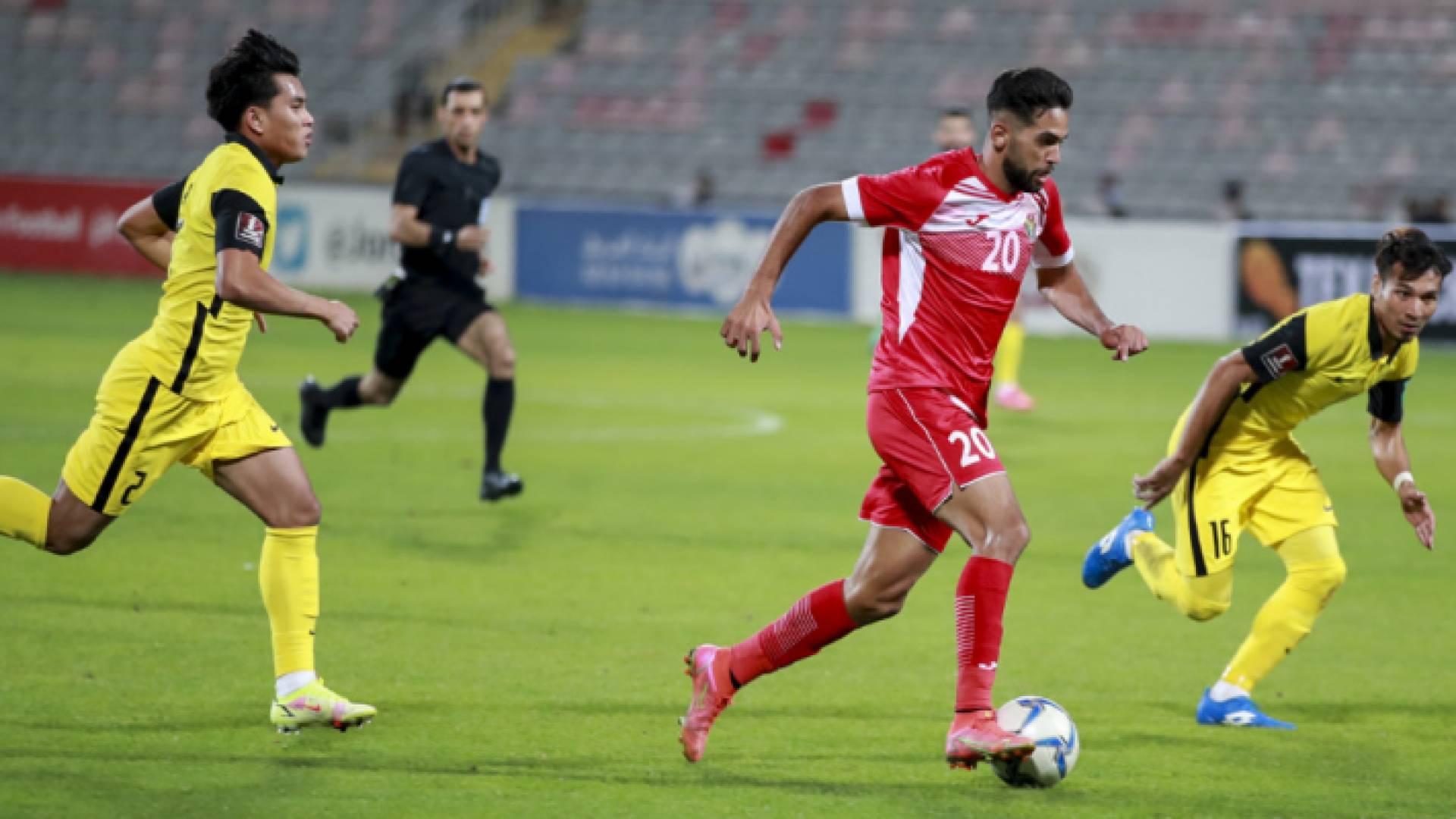 اللاعب علي علوان في إحدى مبارياته