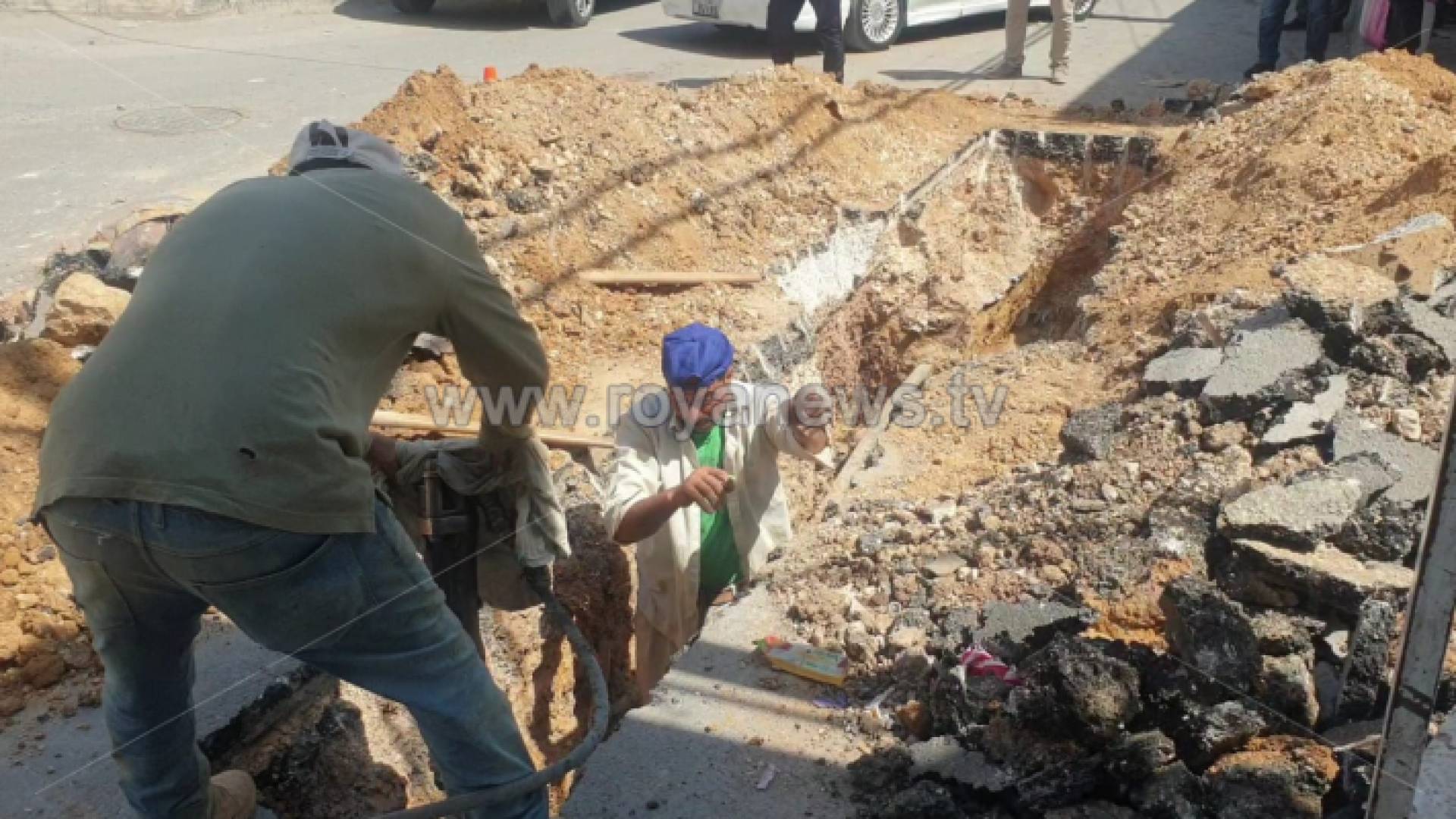 كوادر سلطة المياه أثناء عمليات الحفر في مخيم الحصن