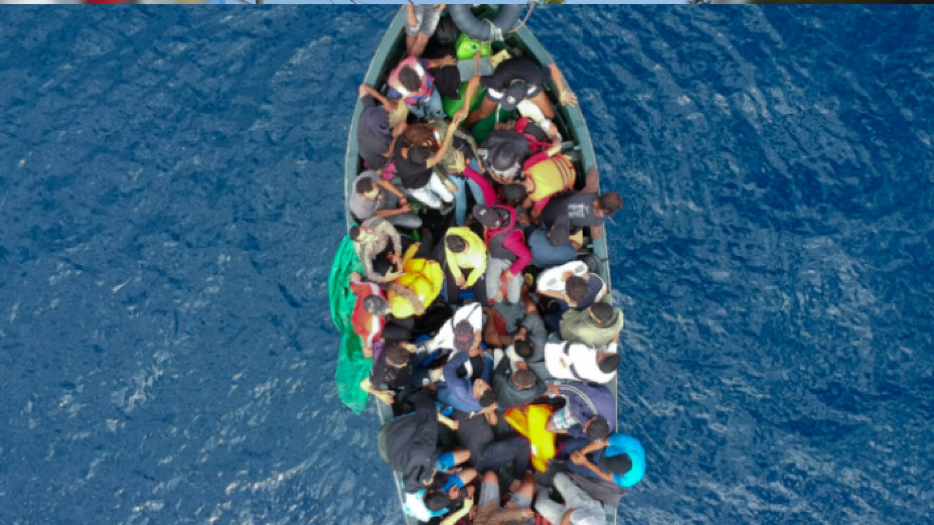 صورة سابقة لزورق على متنه ركاب وسط البحر