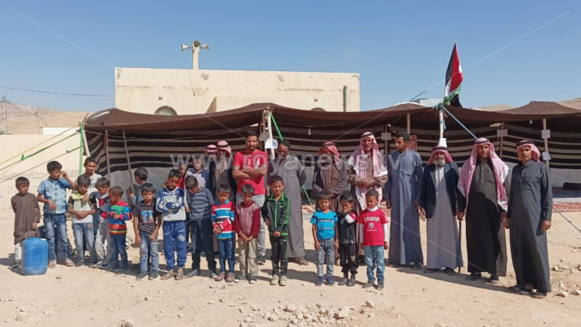 أهالي القرية أثناء اعتصامهم