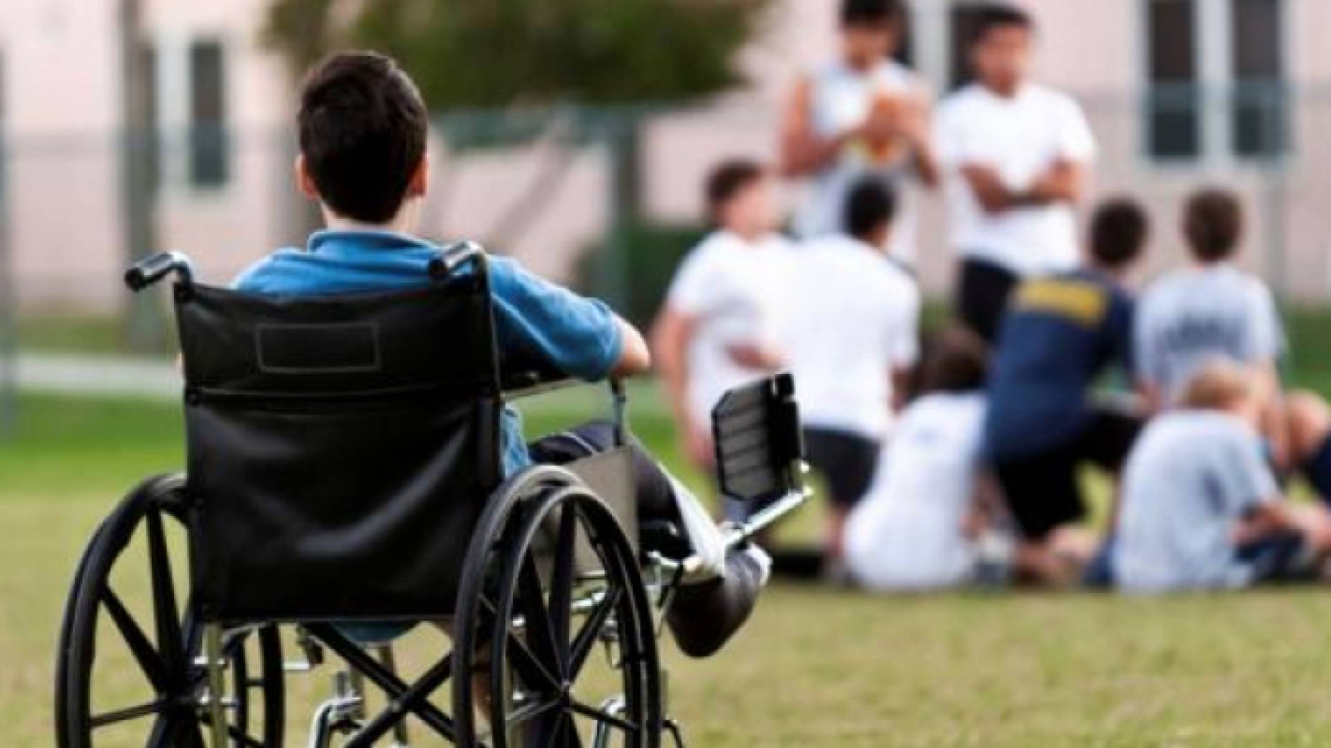 طفل من ذوي الإعاقة على كرسي متحرك