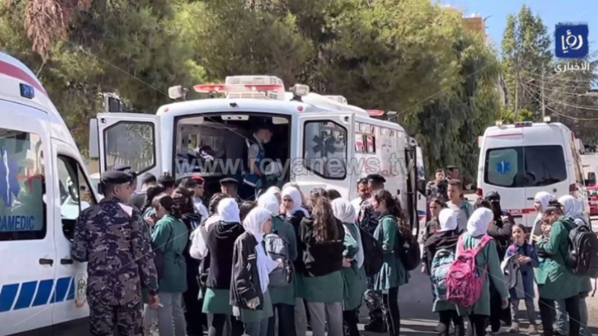 الدفاع المدني ينقل طالبات تعرضن للتسمم في مدرسة الملكة رانيا في عبدون