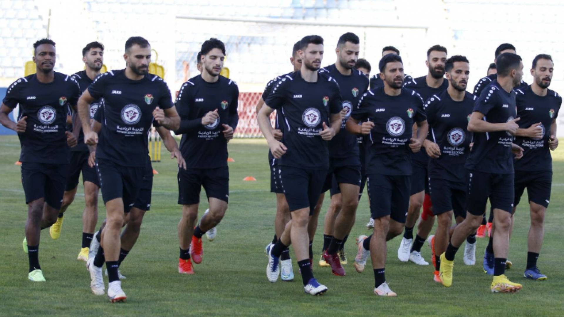 لاعبو المنتخب الوطني لكرة القدم خلال التدريبات