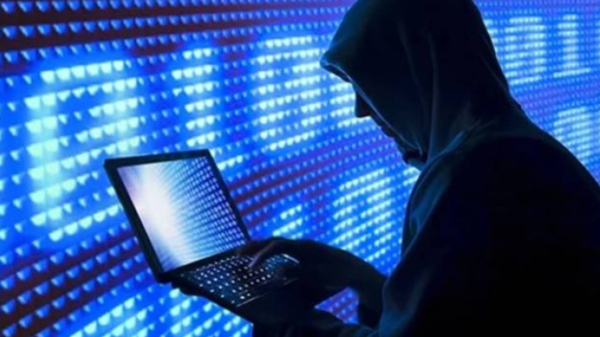 شخص يحتال عبر المواقع الإلكترونية