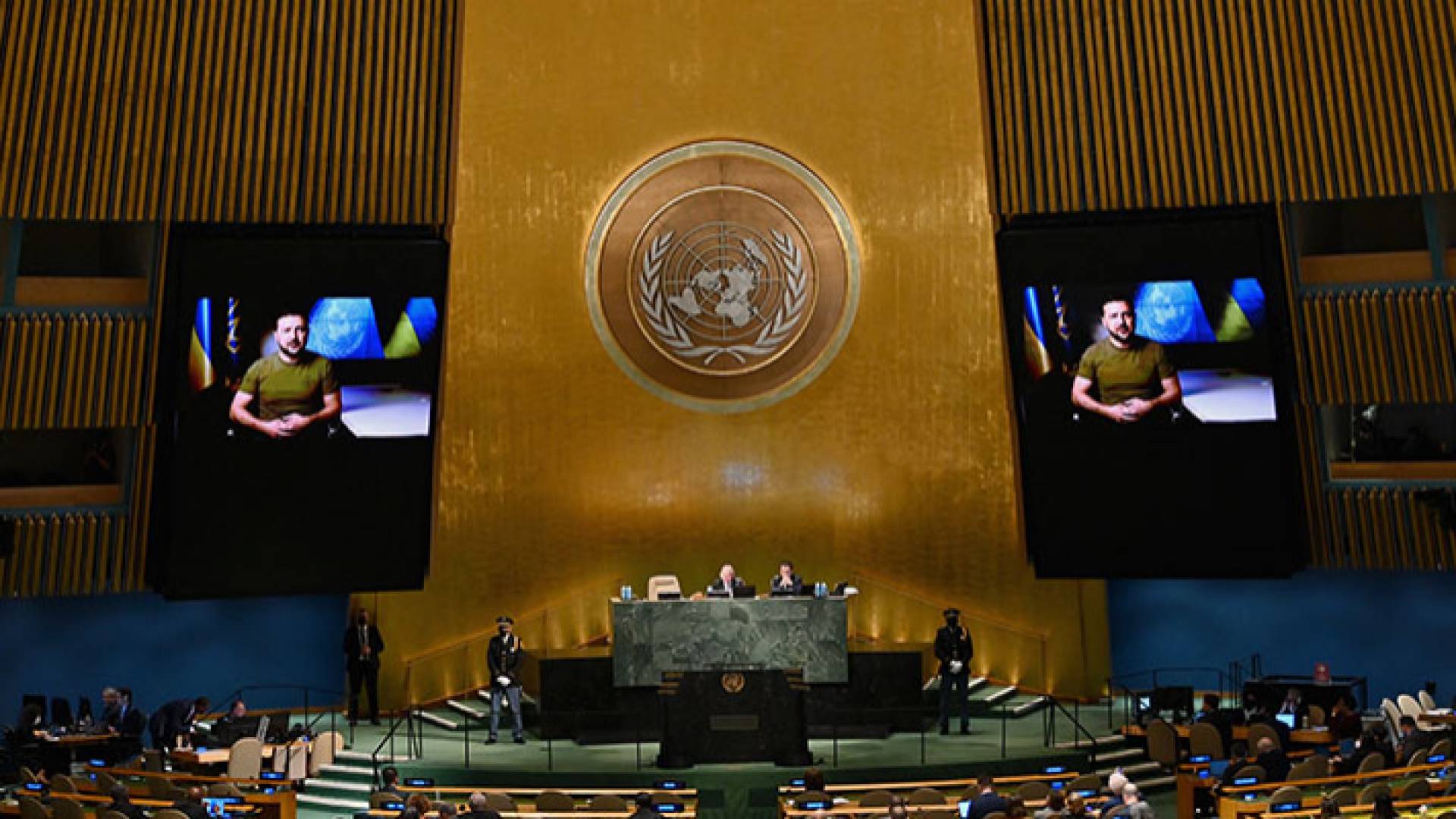 الرئيس الأوكراني متحدثا عبر تقنية الفيديو أمام الجمعية العامة للأمم المتحدة
