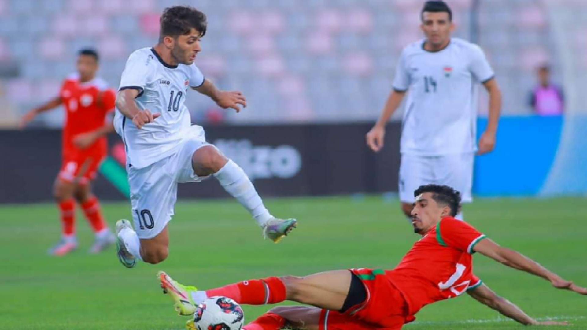 المنتخب العُماني أثناء مباراته مع المنتخب العراقي