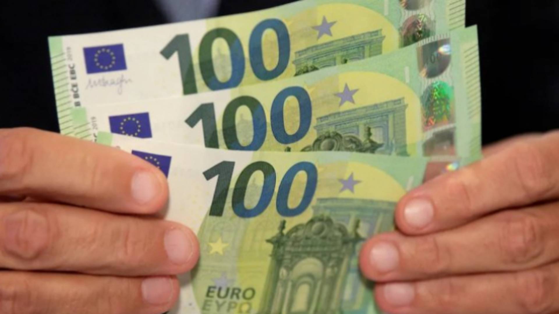 عملة ورقية من فئة 100 يورو