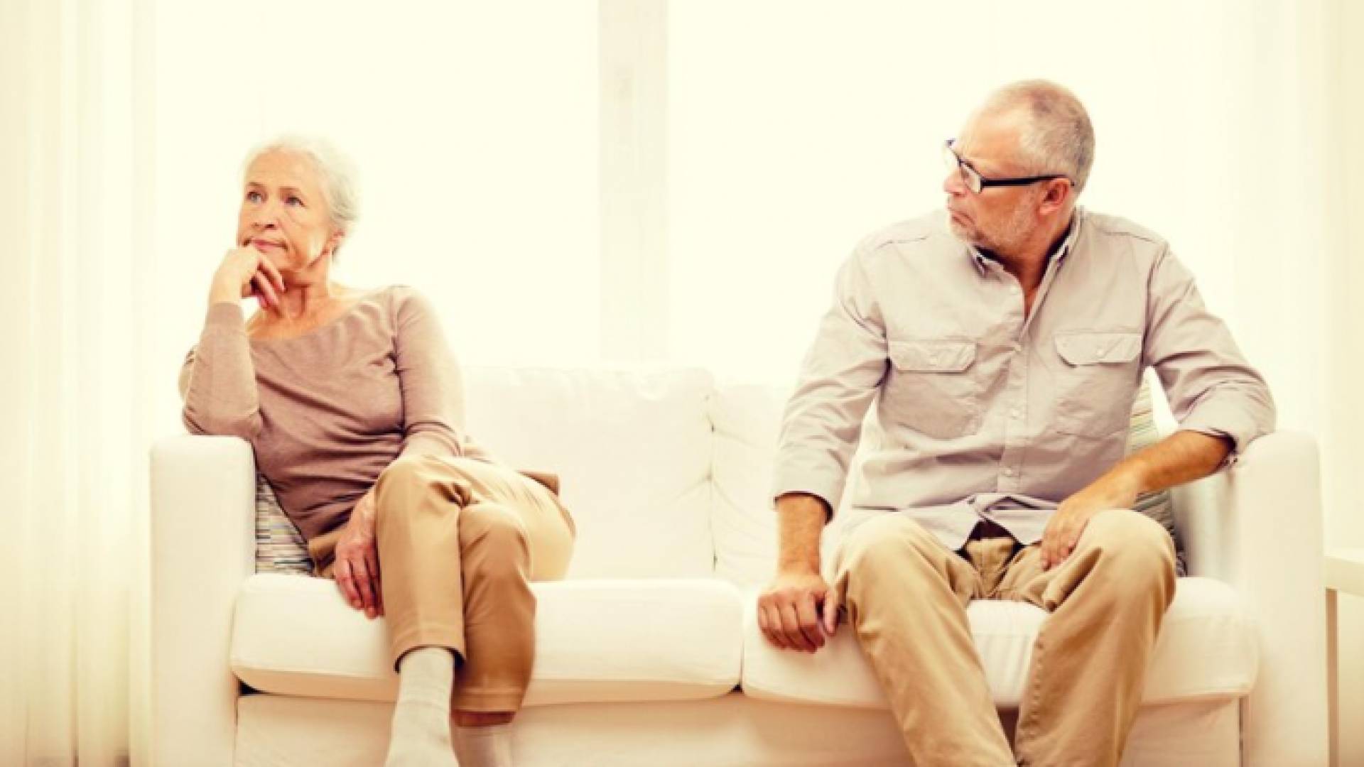 مسنان في مشهد توضيحي