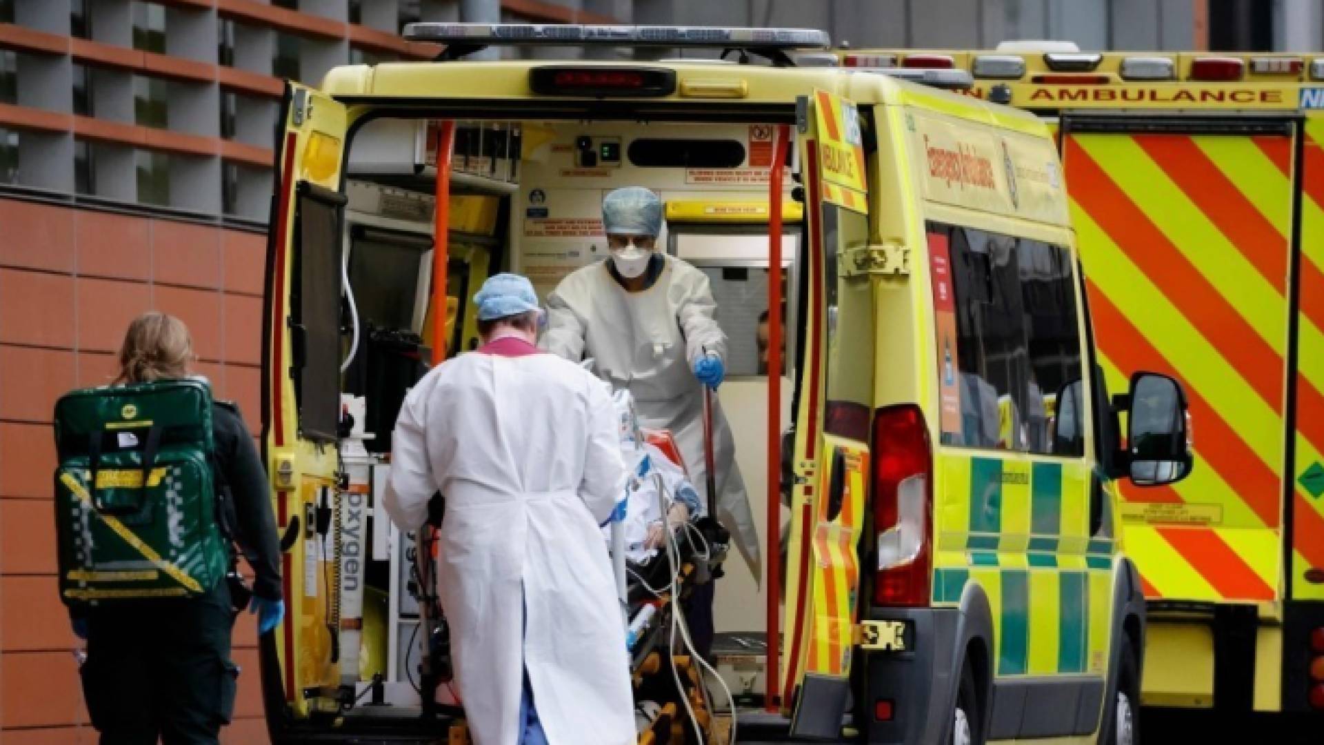 صورة أرشيفية لسيارة إسعاف تنقل مصابا بفيروس كورونا في بريطانيا