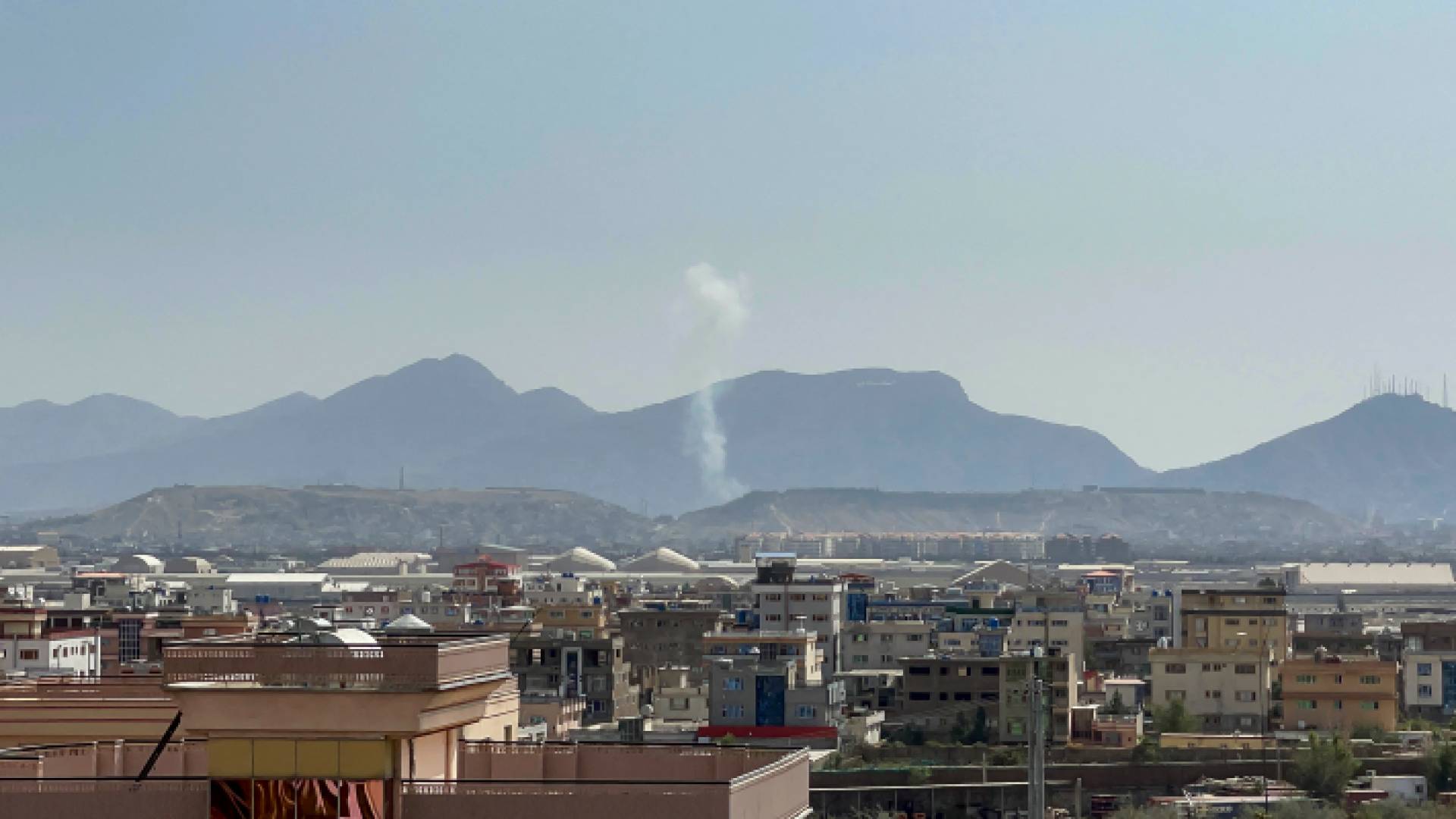 دخان متصاعد من مكان الانفجار الذي وقع بالقرب من مسجد في كابول