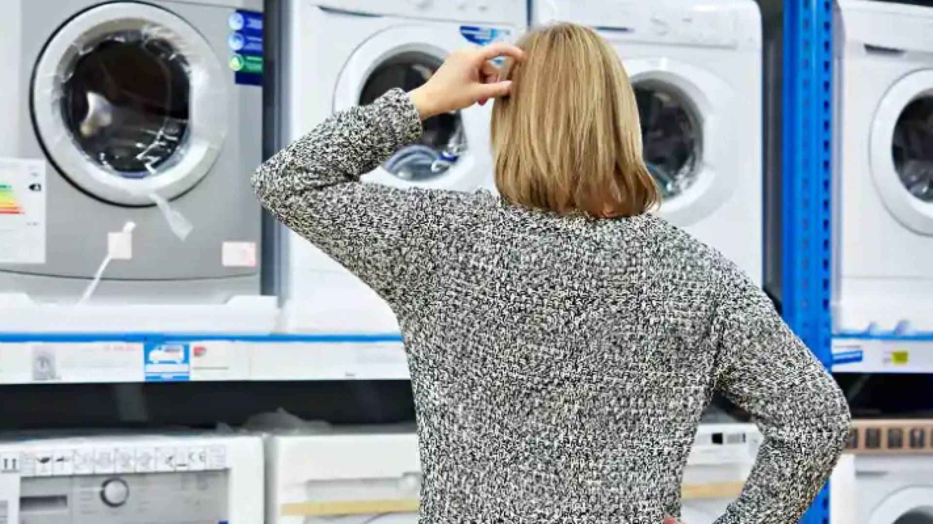 سيدة في حيرة من أمرها أثناء محاولة شراء بعض الإلكترونيات - توضيحية