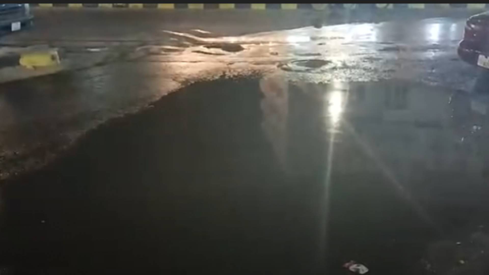 مياه الصرف الصحي بعد تسربها في السوق الرئيسي لمحافظة معان