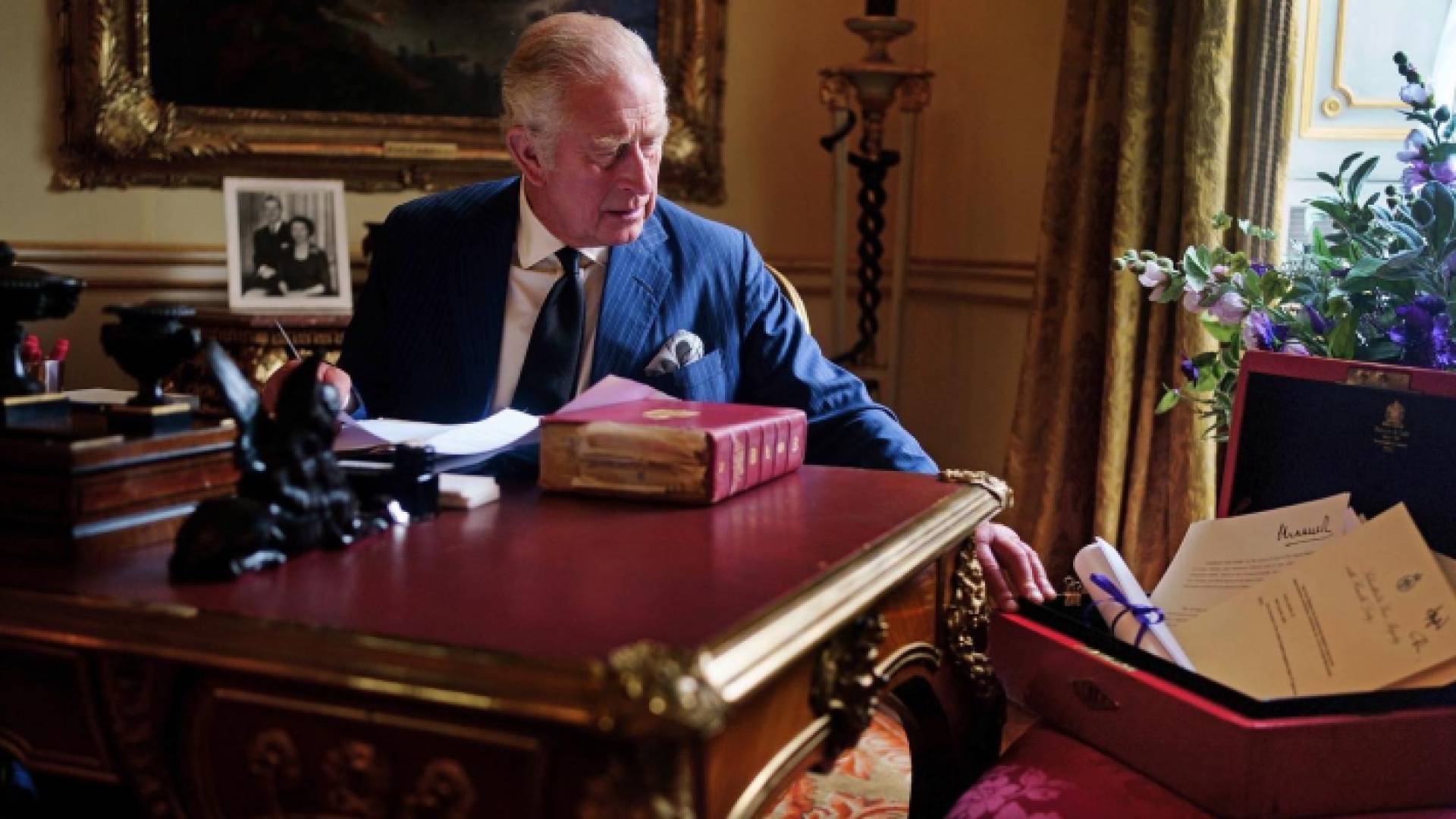 الملك تشارلز مع "الصندوق الأحمر"