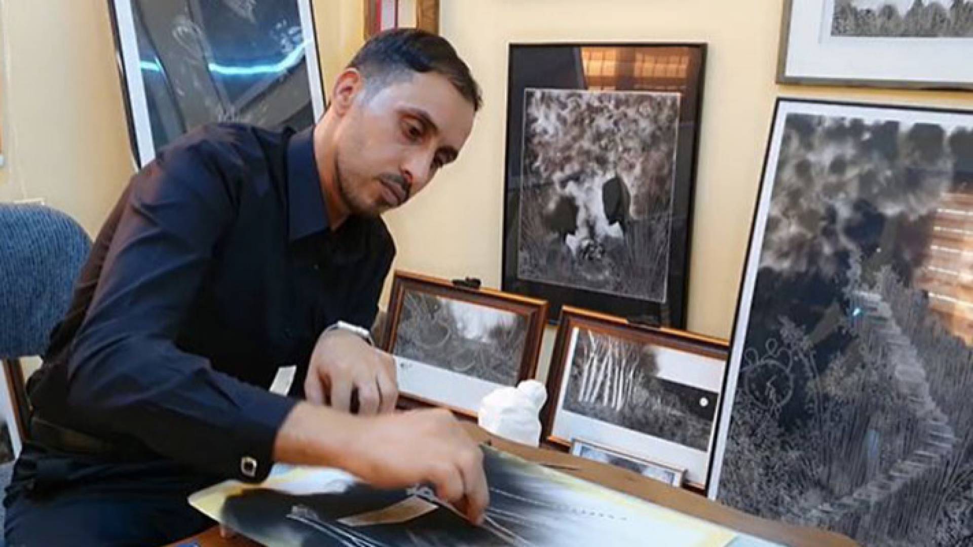 يوسف في أثناء رسم لوحة من رماد الدخان