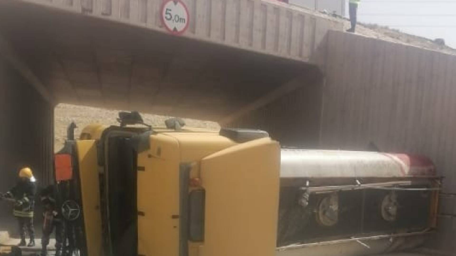 الصهريج عقب سقوطه عن الجسر