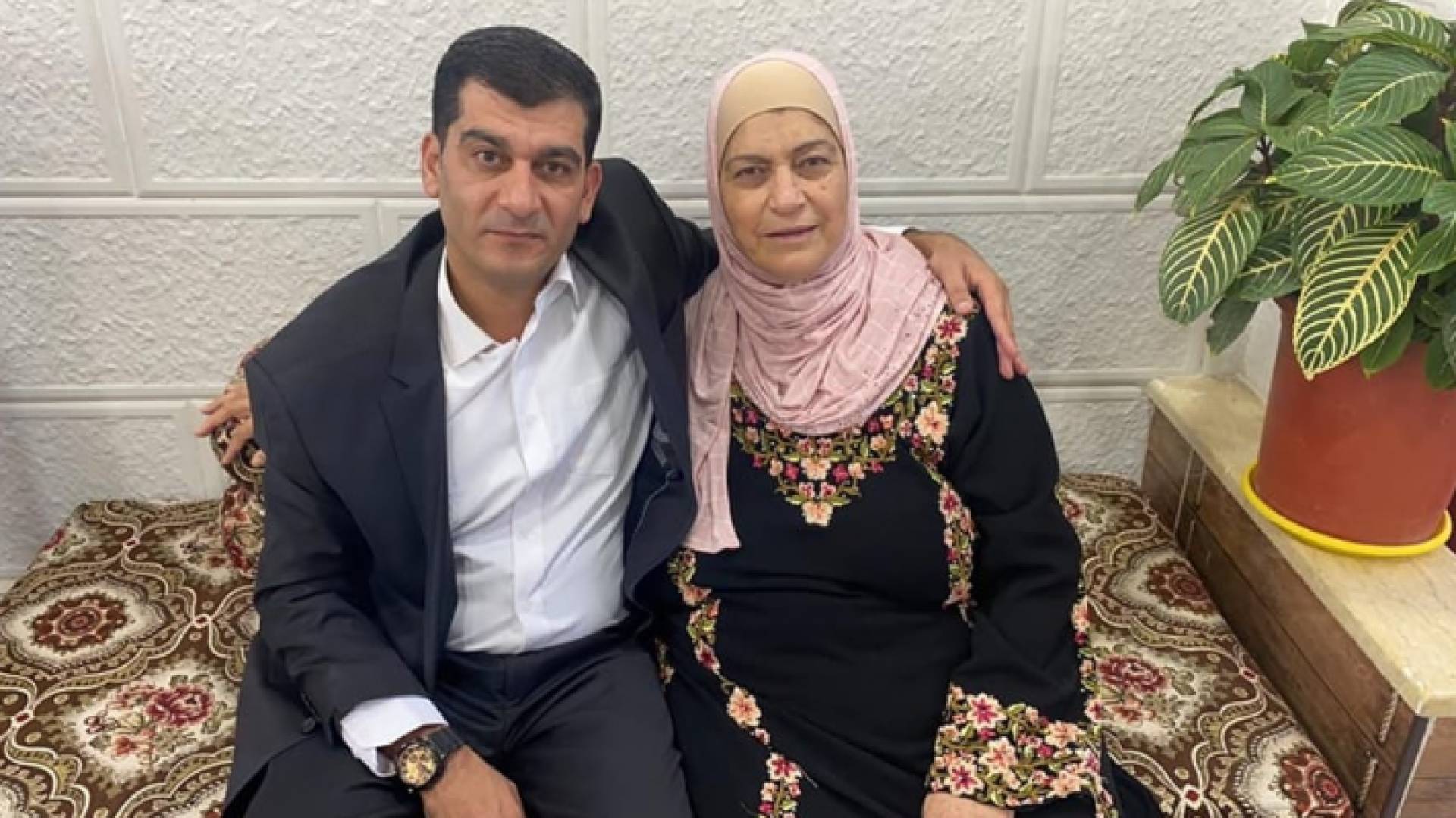 الشاب الأردني عمر حسني الزعبي برفقة والدته