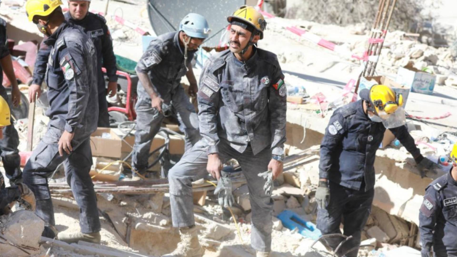 جانب من عمليات البحث والإنقاذ في بناية اللويبدة المنهارة