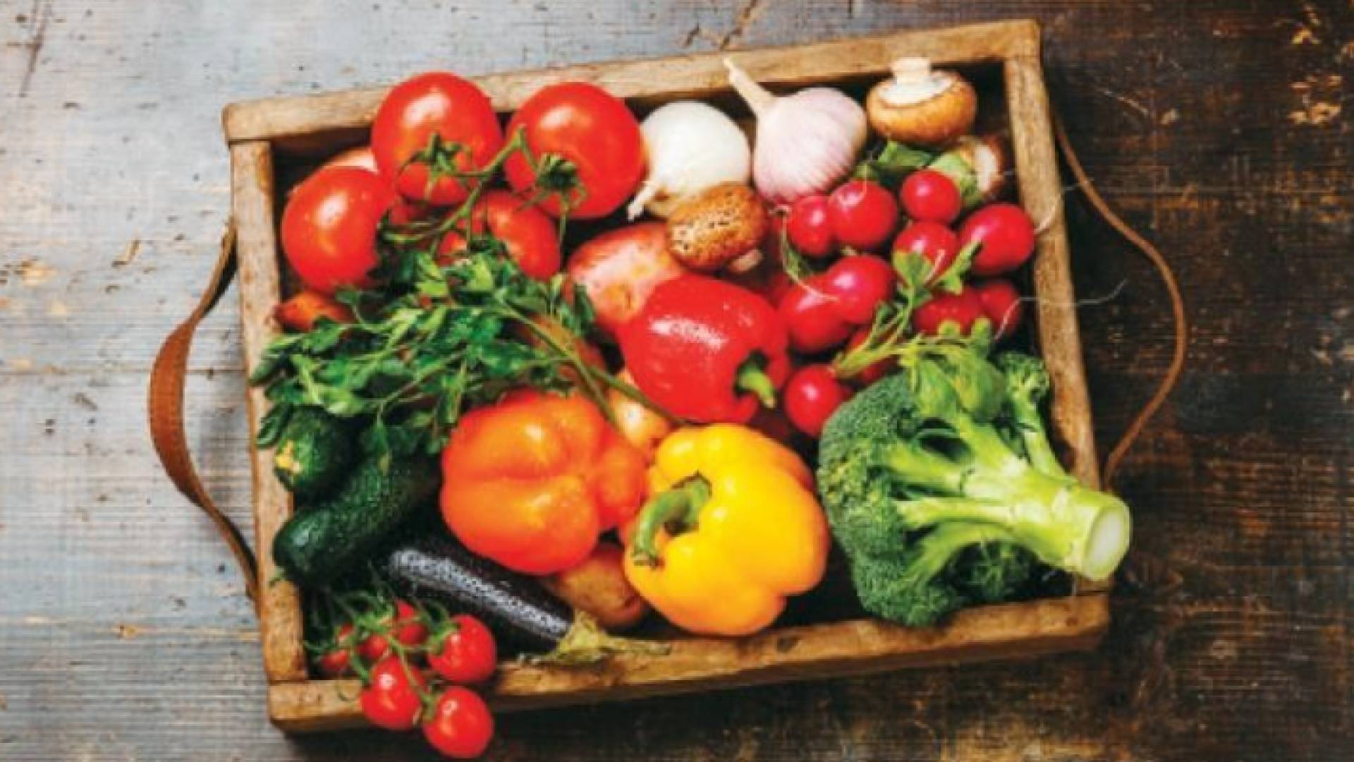 صندوق من الخضار والفواكه