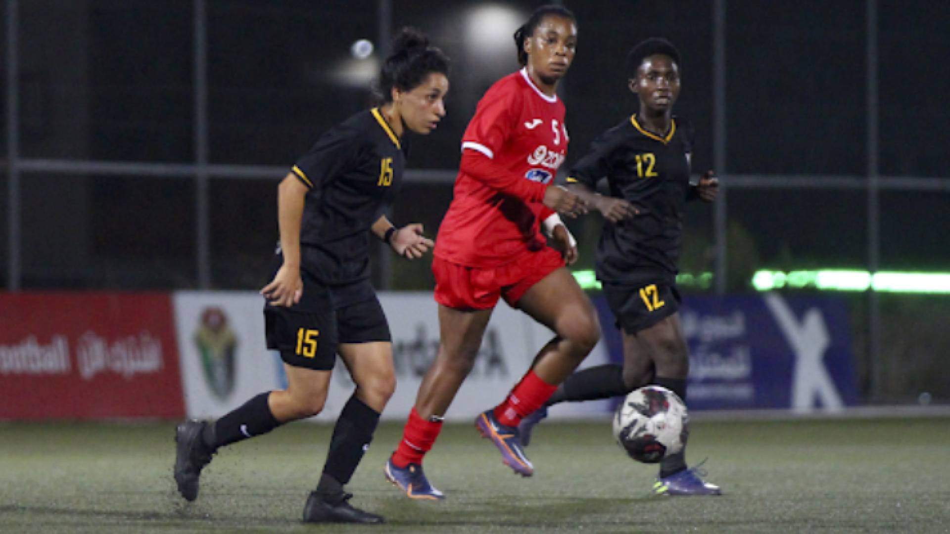 صورة من مباراة في دوري المحترفات لكرة القدم