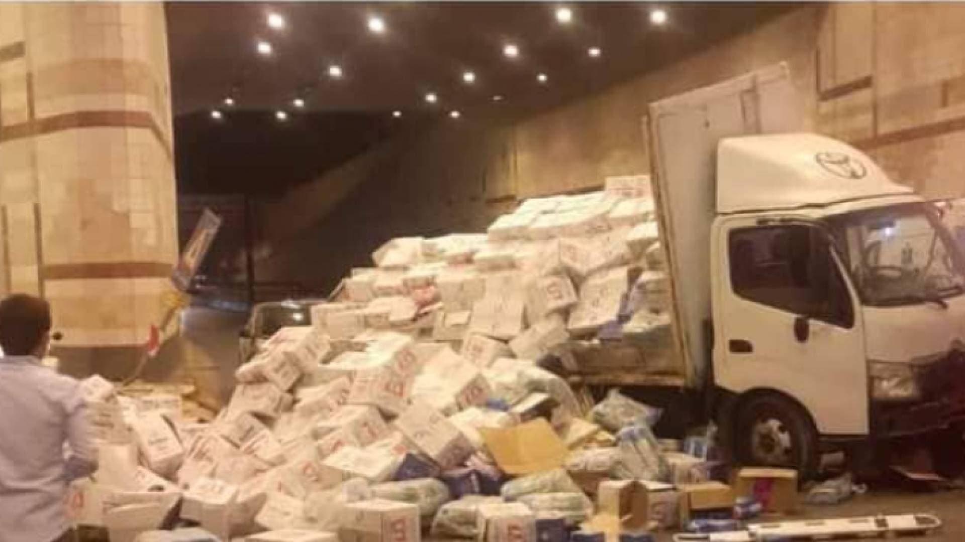 من موقع سقوط حمولة المركبة