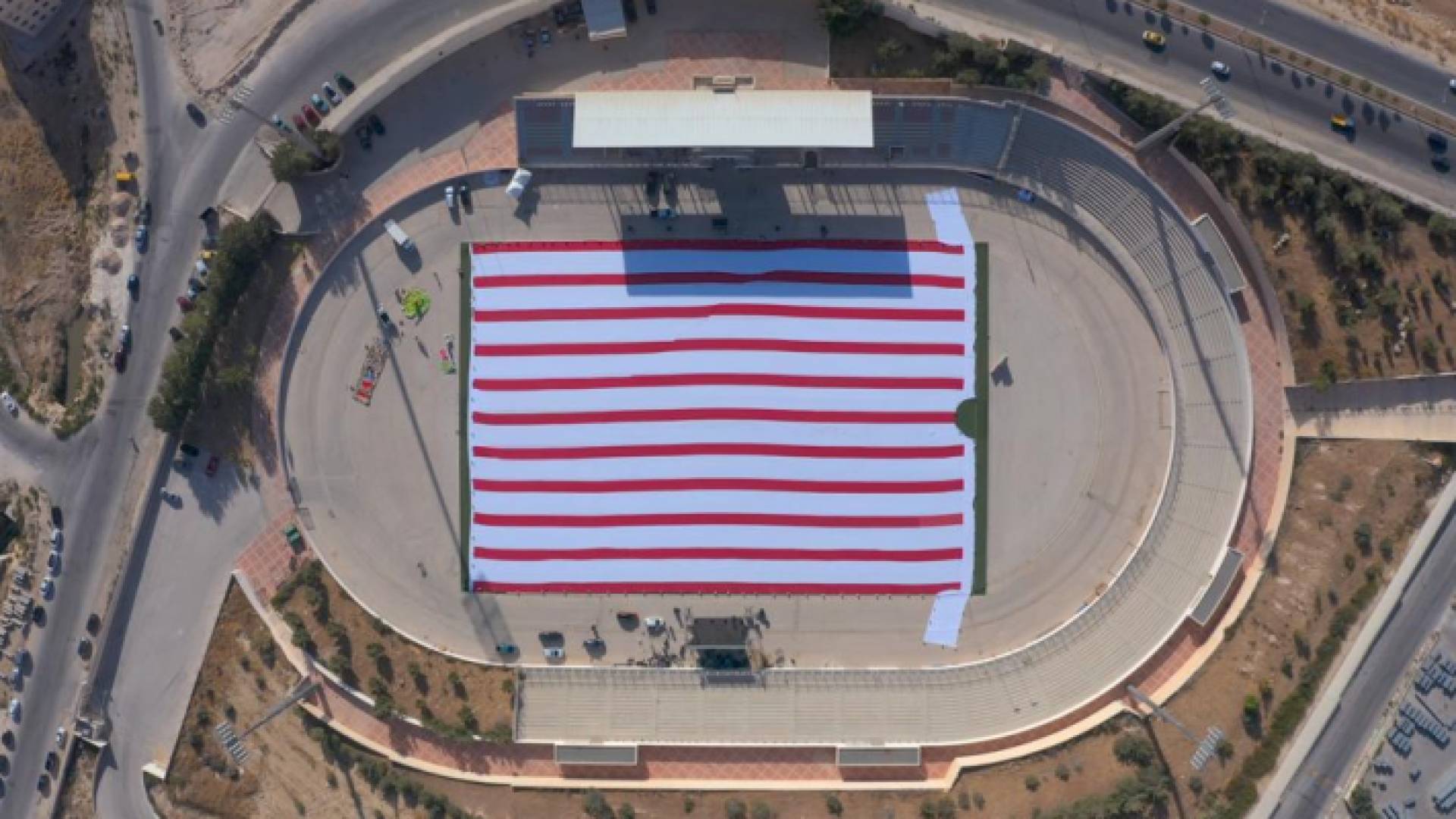 الأردن يدخل موسوعة غينيس للأرقام القياسية بأكبر تيشيرت في العالم